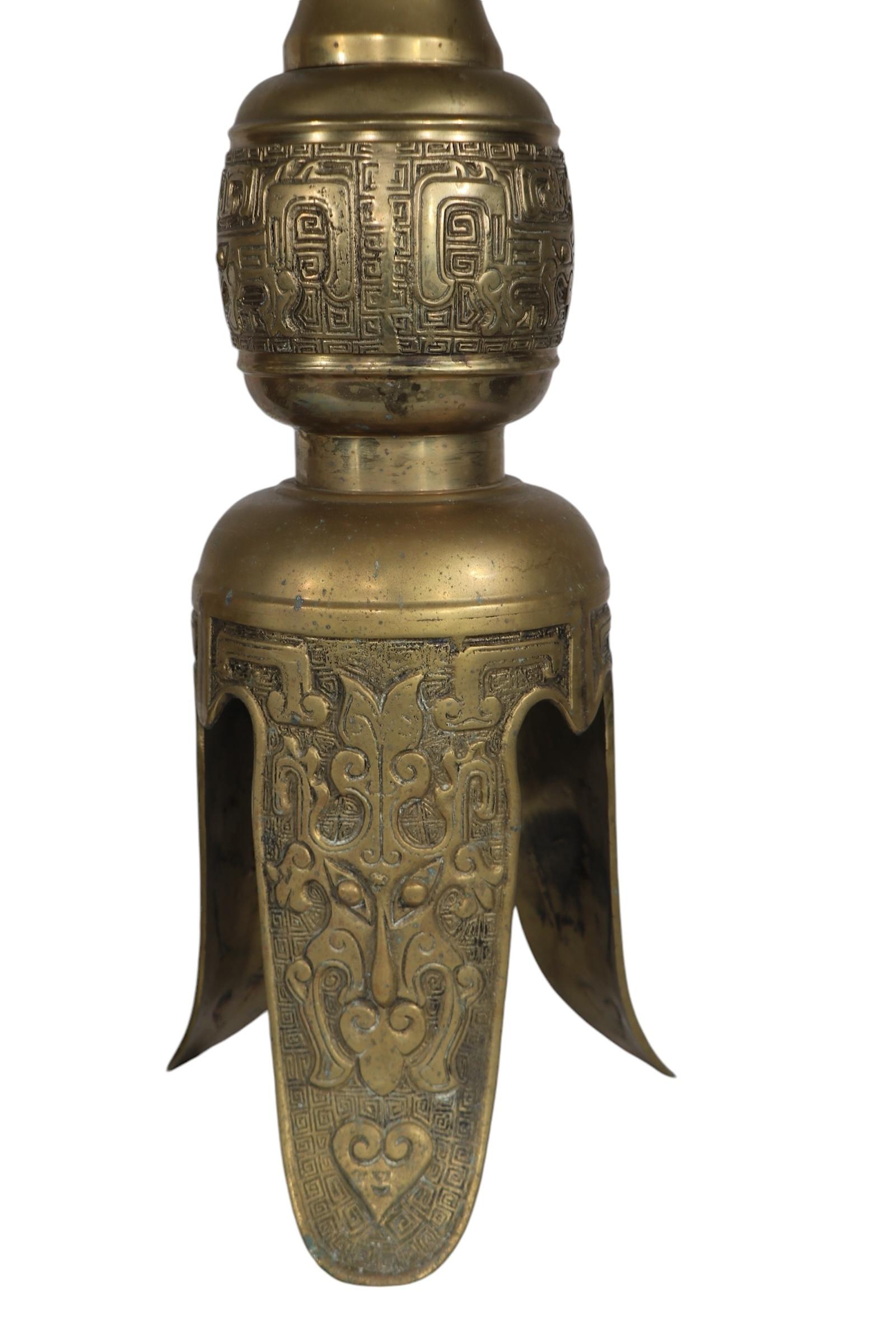 Grande paire de Hollywood Regency  Lampes de table en laiton de style Asian Style par James Mont en vente 3