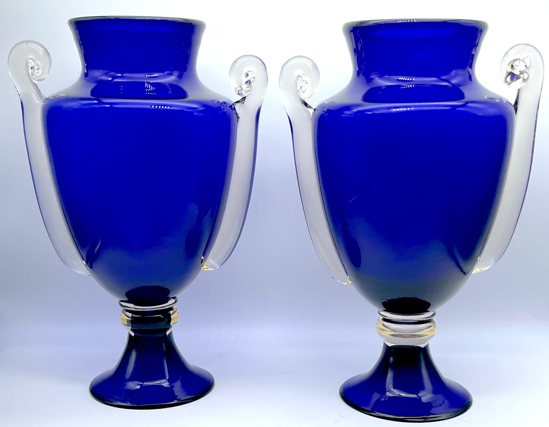Una grande coppia di vasi in vetro di Murano blu cobalto in stile Hollywood Regency 
Italia, circa anni '80

Una rara e squisita coppia di grandi vasi in vetro di Murano blu cobalto in stile Hollywood Regency, realizzati in Italia negli anni '80