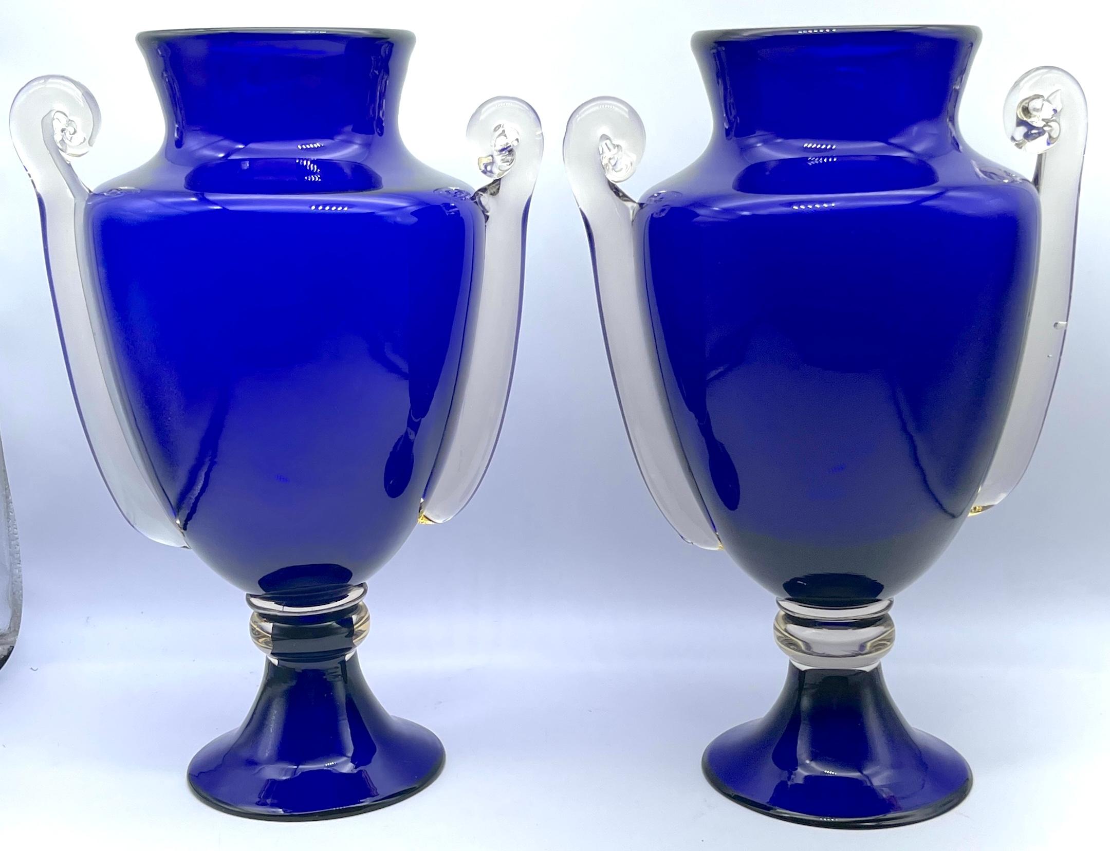 XX secolo Grande coppia di vasi in vetro di Murano blu cobalto in stile Hollywood Regency in vendita