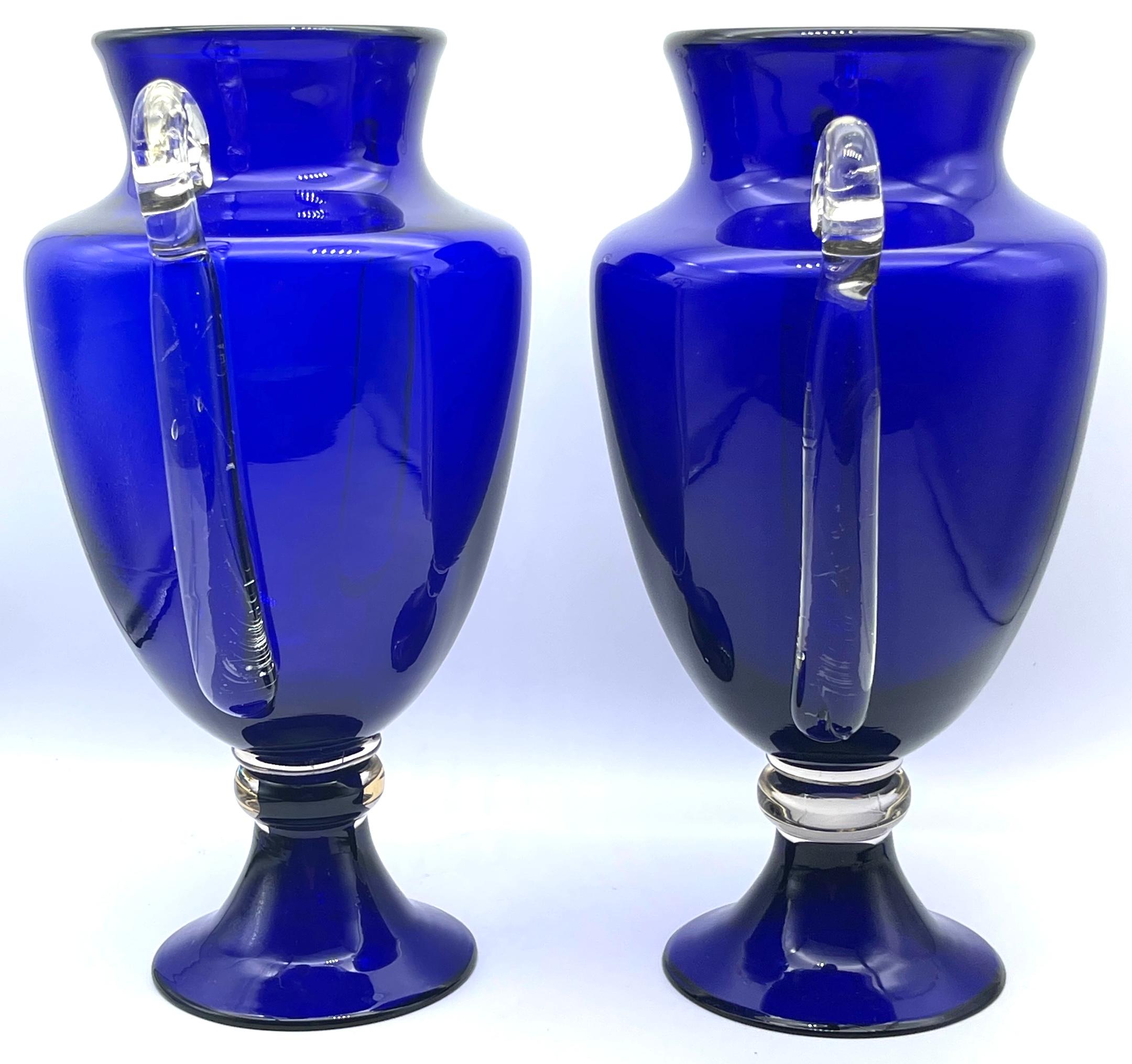 Vetro di Murano Grande coppia di vasi in vetro di Murano blu cobalto in stile Hollywood Regency in vendita