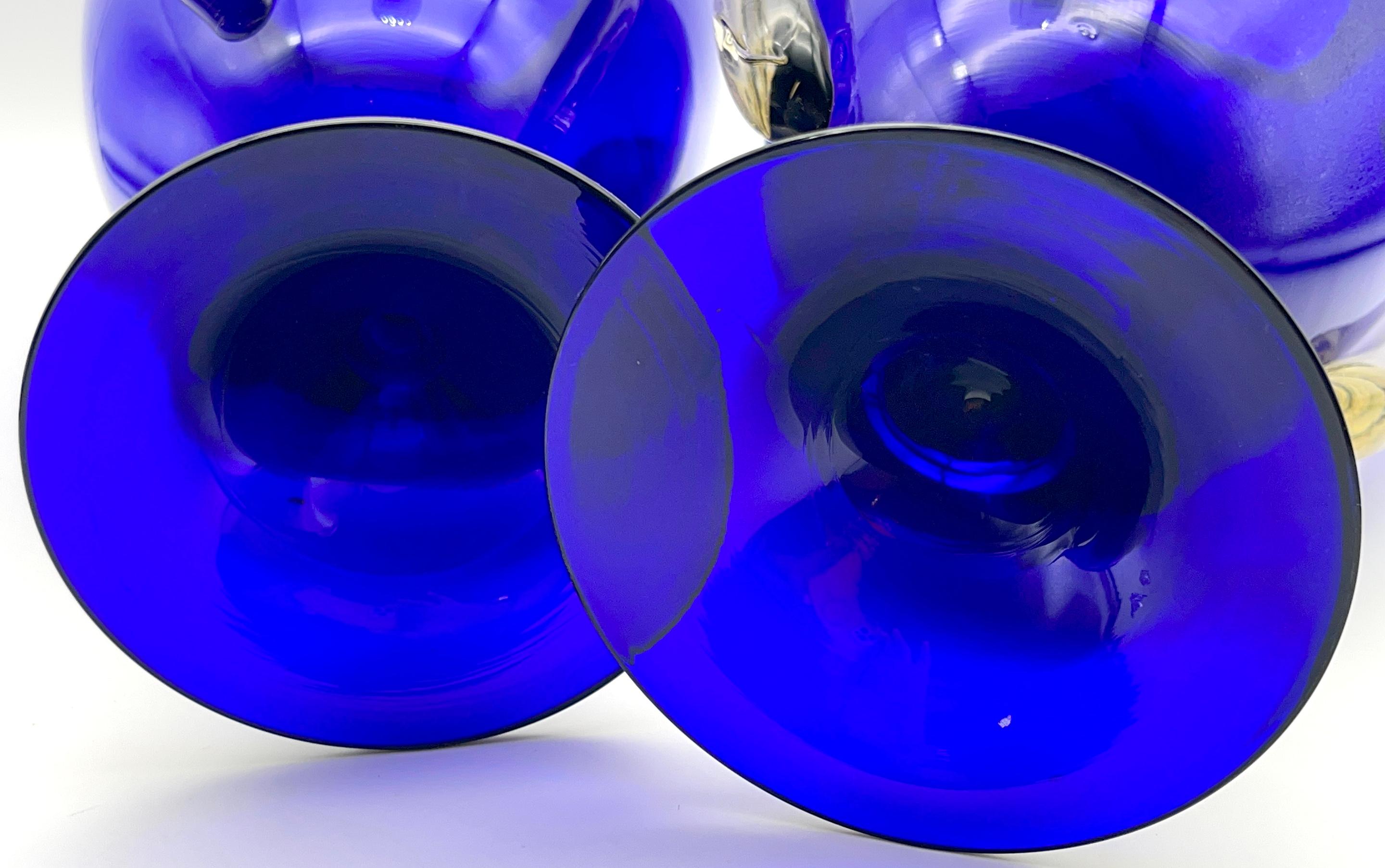Grande coppia di vasi in vetro di Murano blu cobalto in stile Hollywood Regency in vendita 1