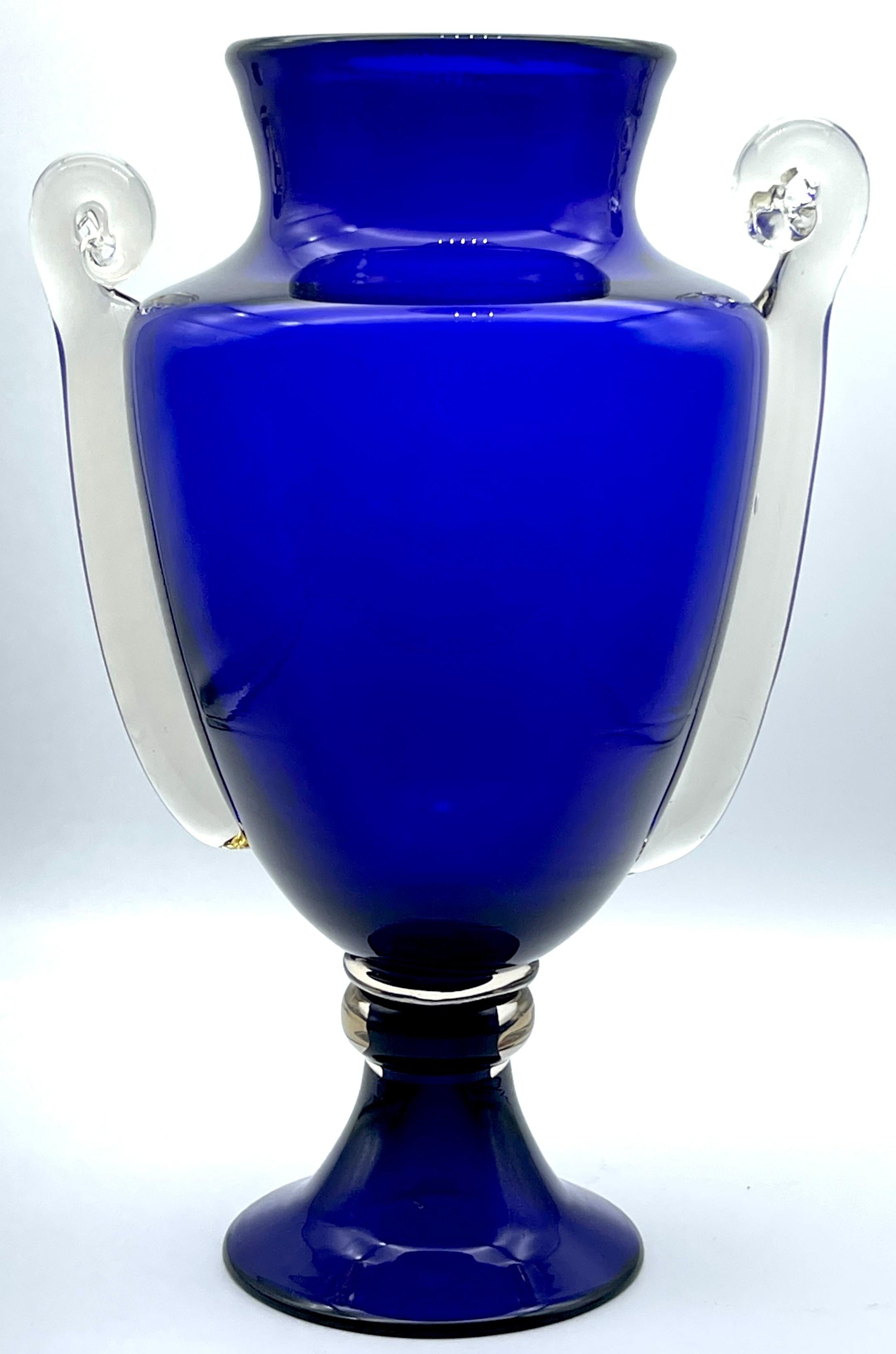 Grande coppia di vasi in vetro di Murano blu cobalto in stile Hollywood Regency in vendita 3
