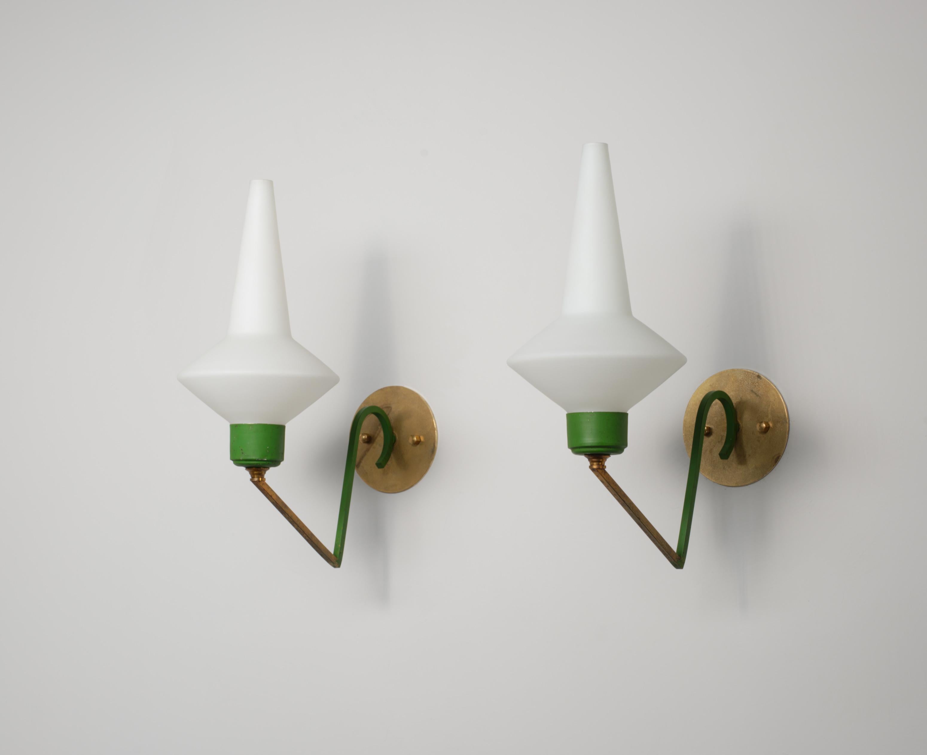 Grande paire d'appliques murales italiennes en laiton et laqué vert avec verre opalin en vente 4