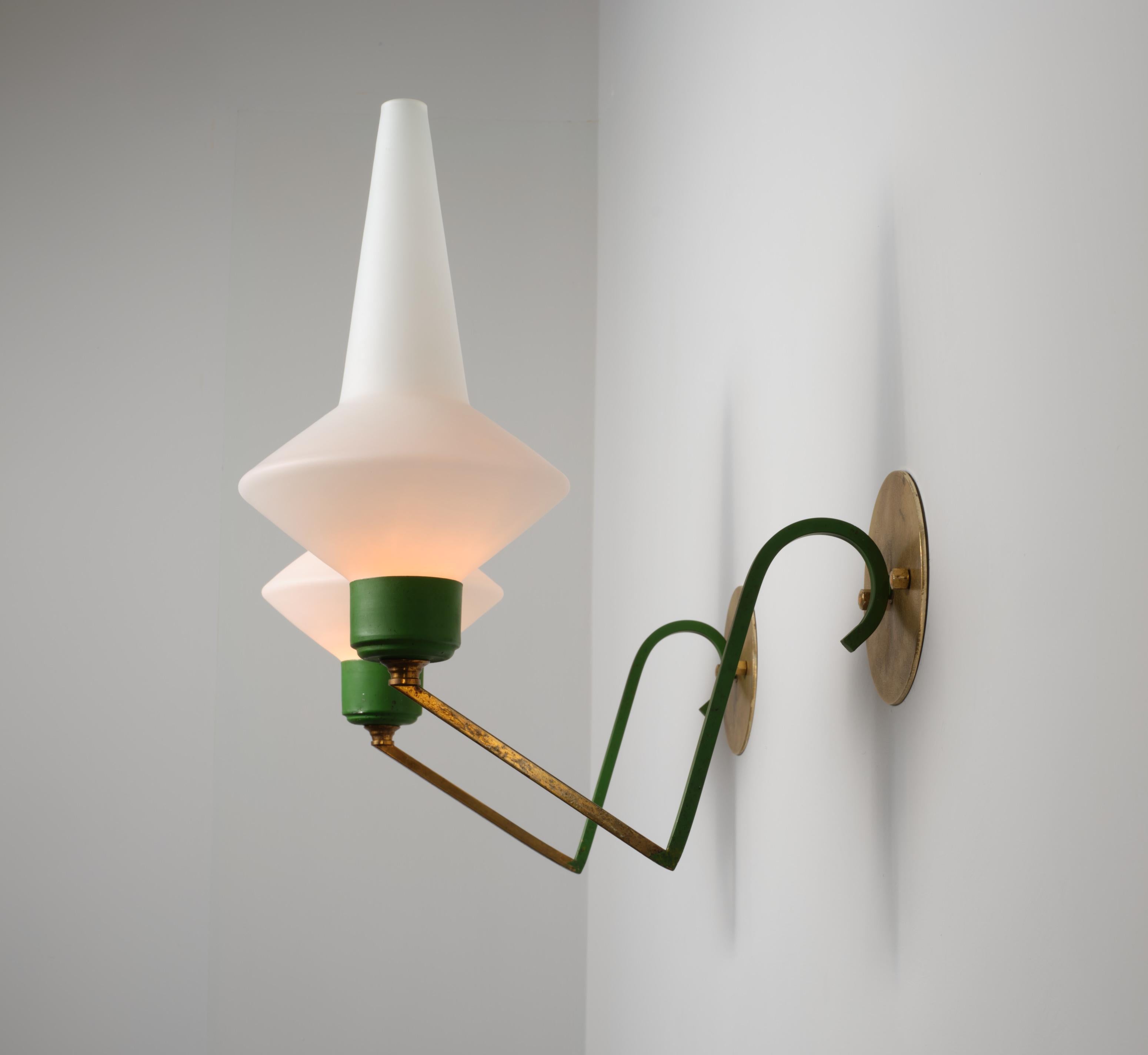 Grande paire d'appliques murales italiennes en laiton et laqué vert avec verre opalin en vente 5