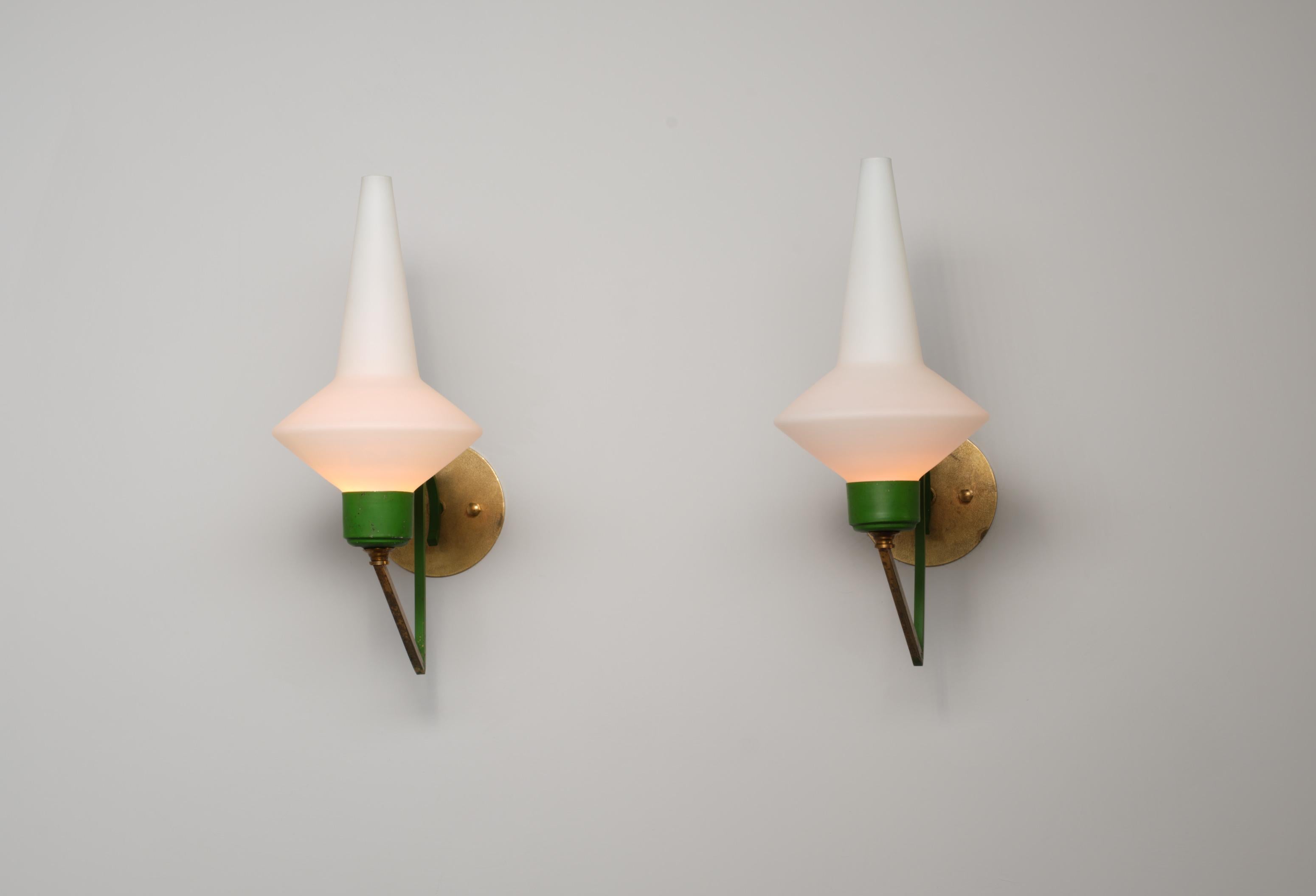 Produite en Italie dans les années 1950, cette grande paire d'appliques murales combine une plaque arrière circulaire en laiton de 12 cm de diamètre, un bras tubulaire courbé laqué vert, un collier métallique vert assorti et un diffuseur en verre