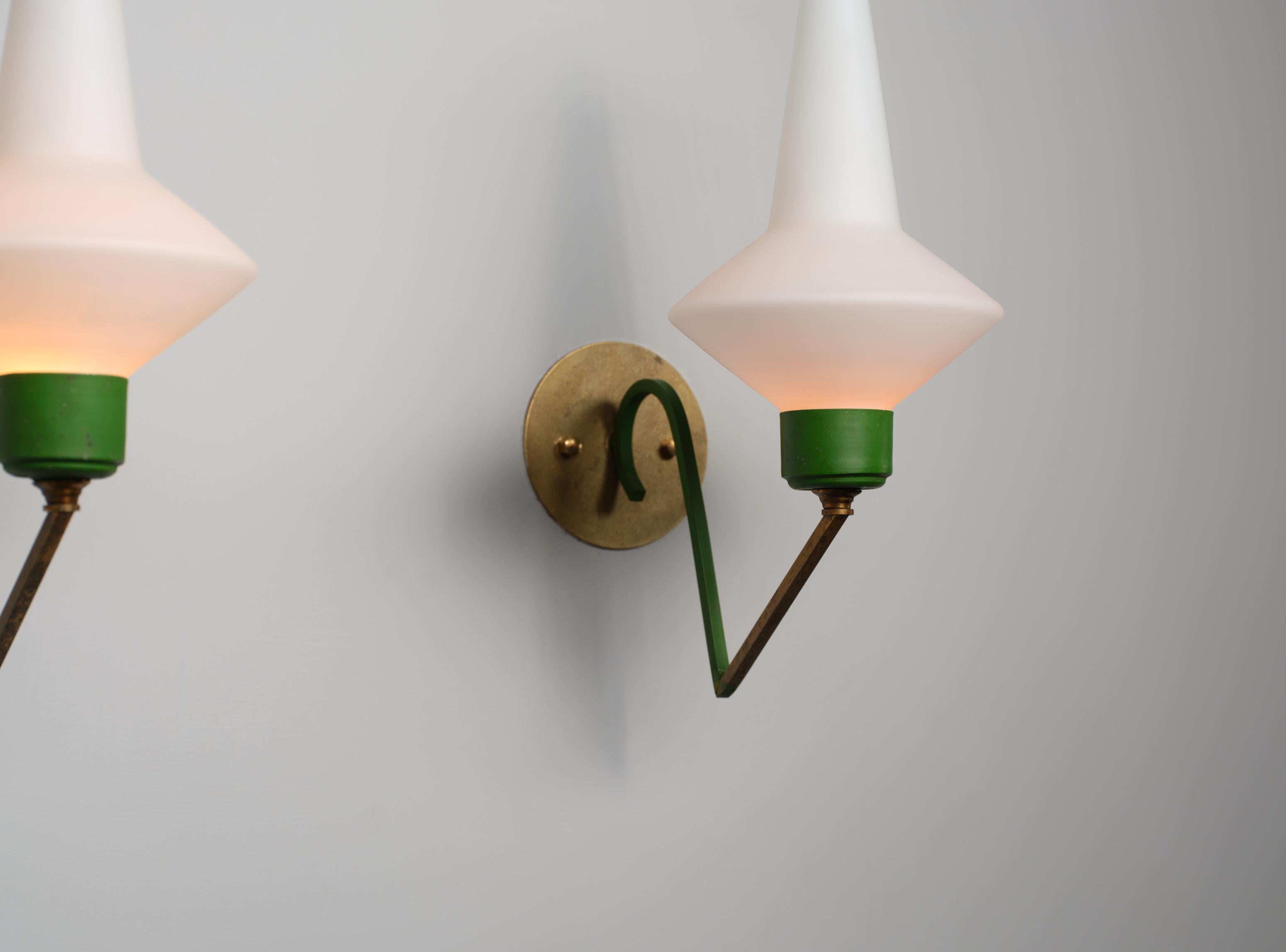 Mid-Century Modern Grande paire d'appliques murales italiennes en laiton et laqué vert avec verre opalin en vente
