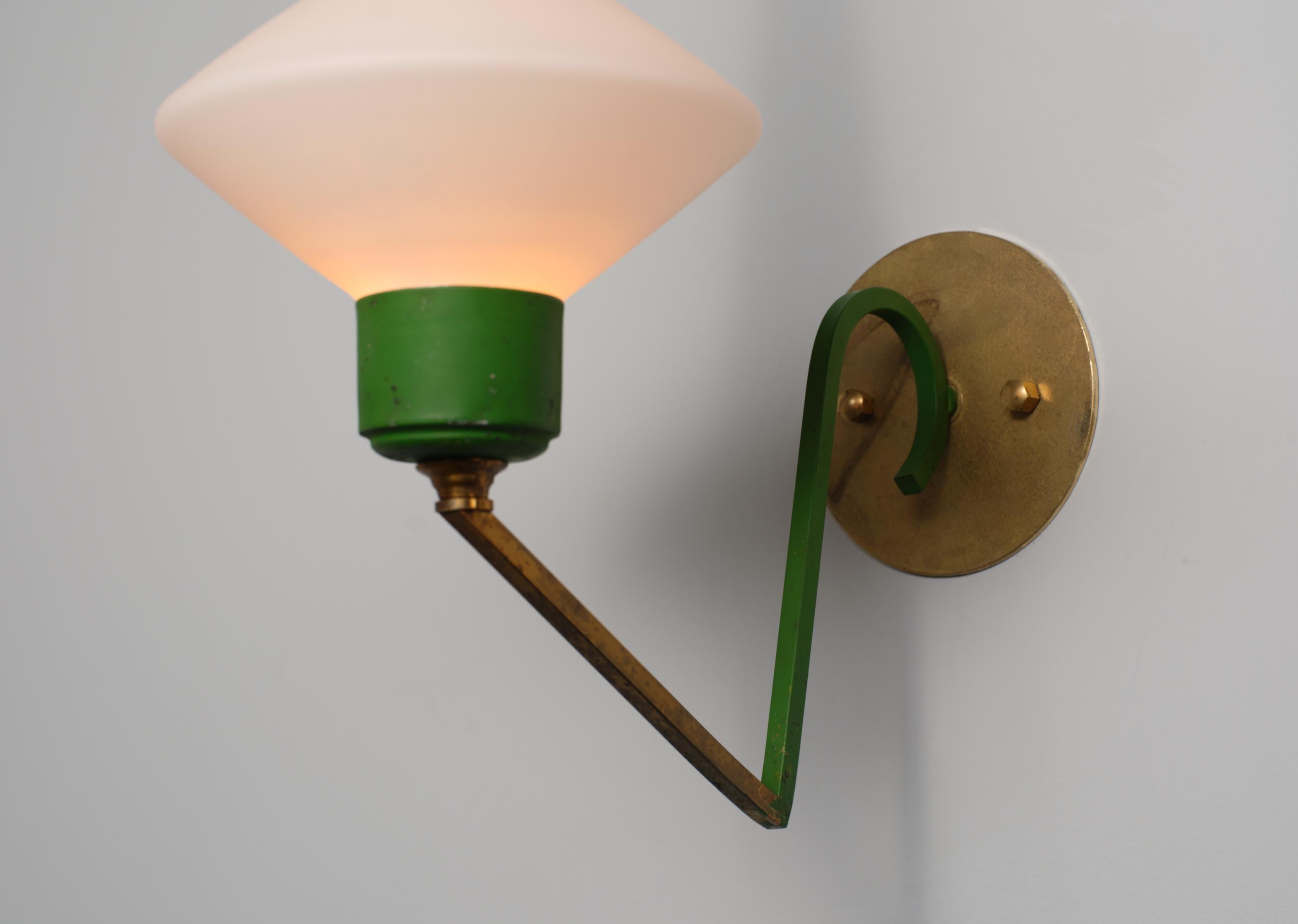Grande paire d'appliques murales italiennes en laiton et laqué vert avec verre opalin en vente 1