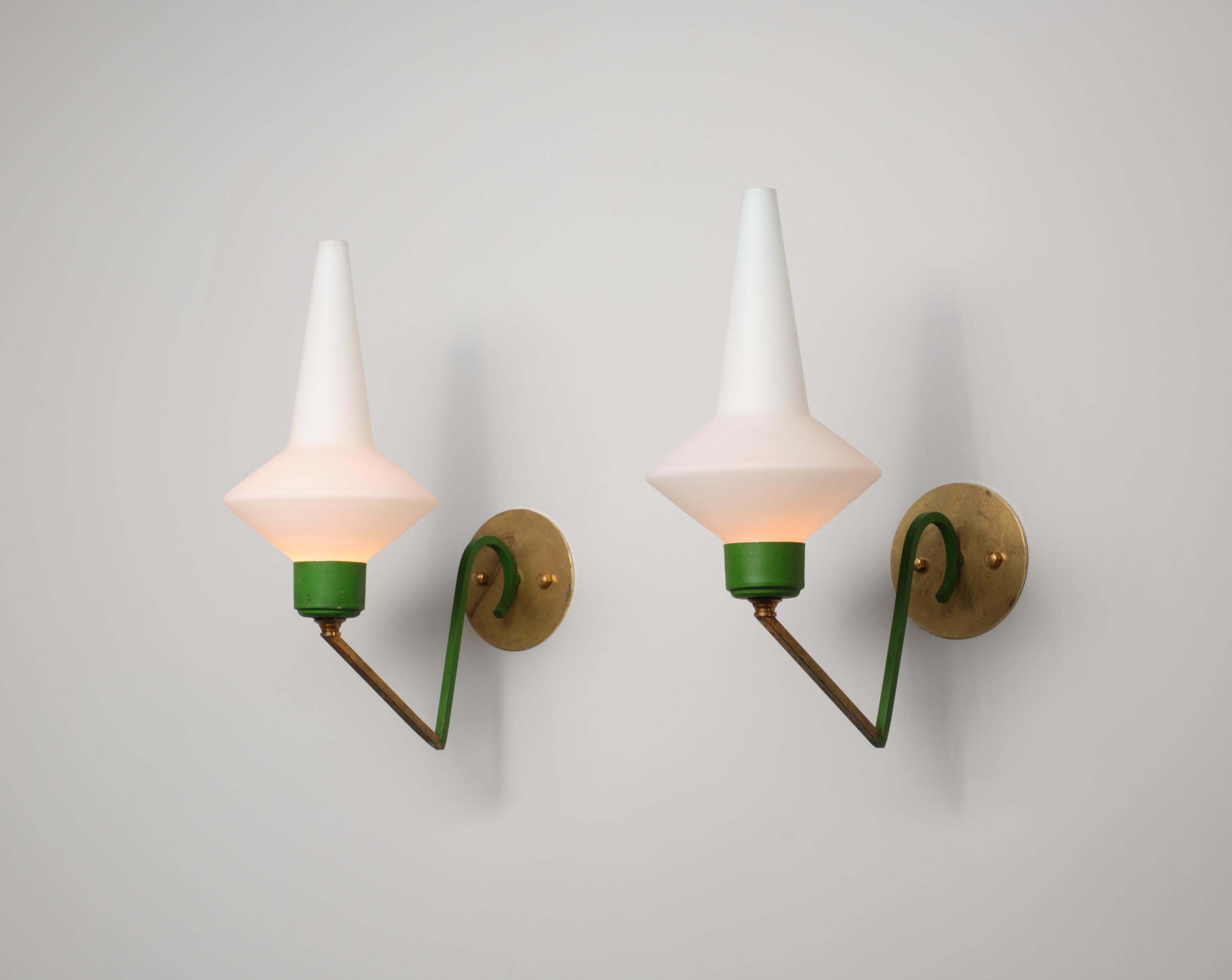 Grande paire d'appliques murales italiennes en laiton et laqué vert avec verre opalin en vente 2