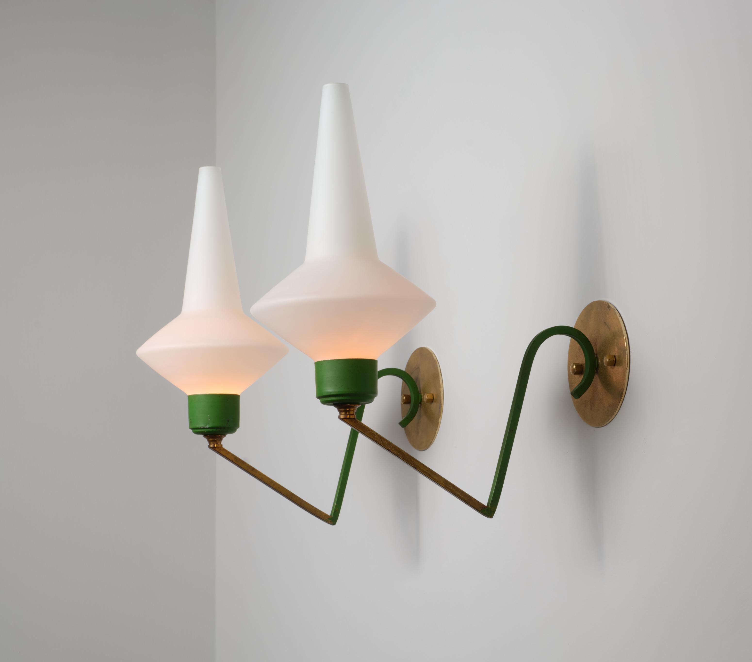 Grande paire d'appliques murales italiennes en laiton et laqué vert avec verre opalin en vente 3