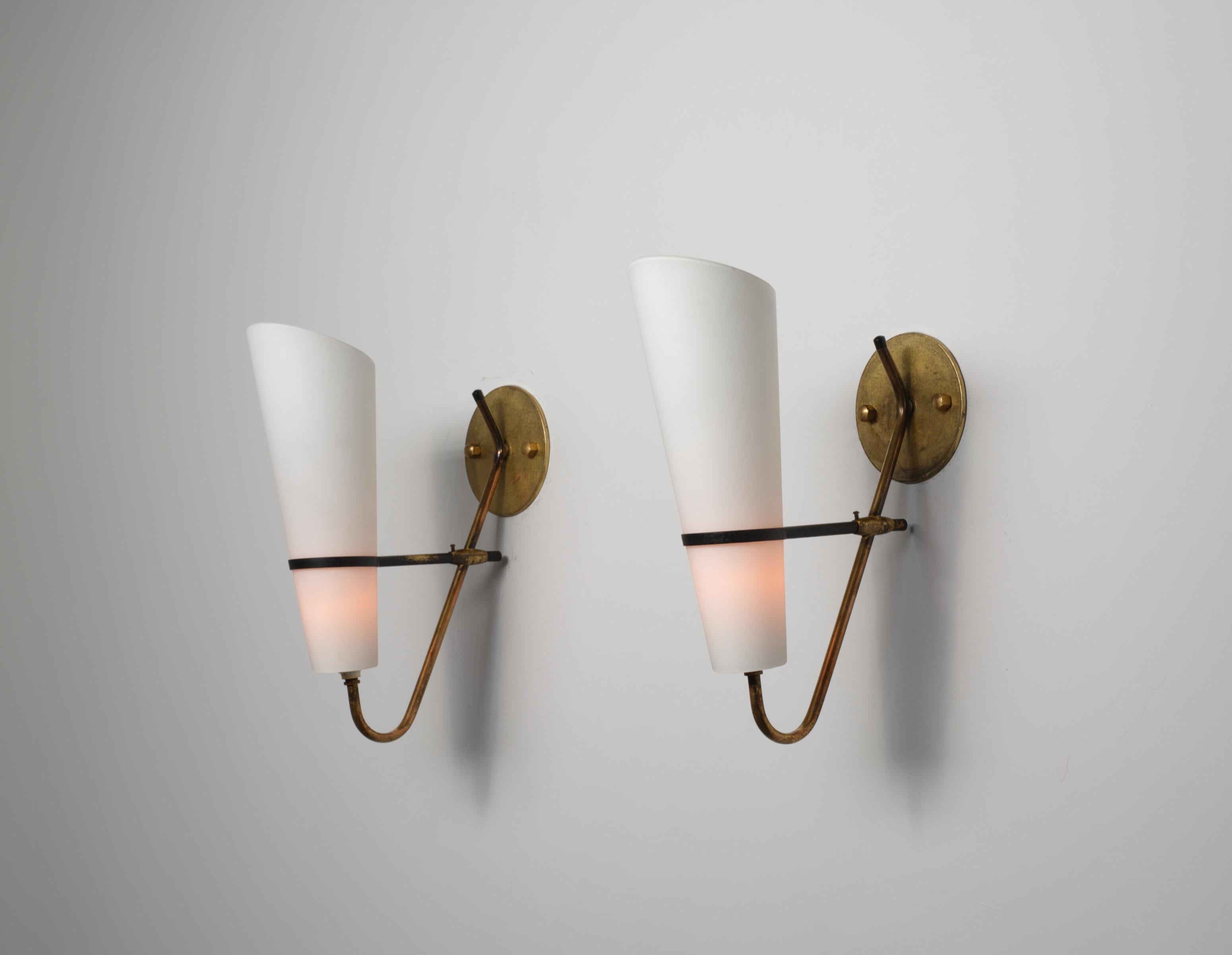 Grande paire d'appliques murales italiennes en laiton avec abat-jour coniques en verre opalin, 1950 en vente 4