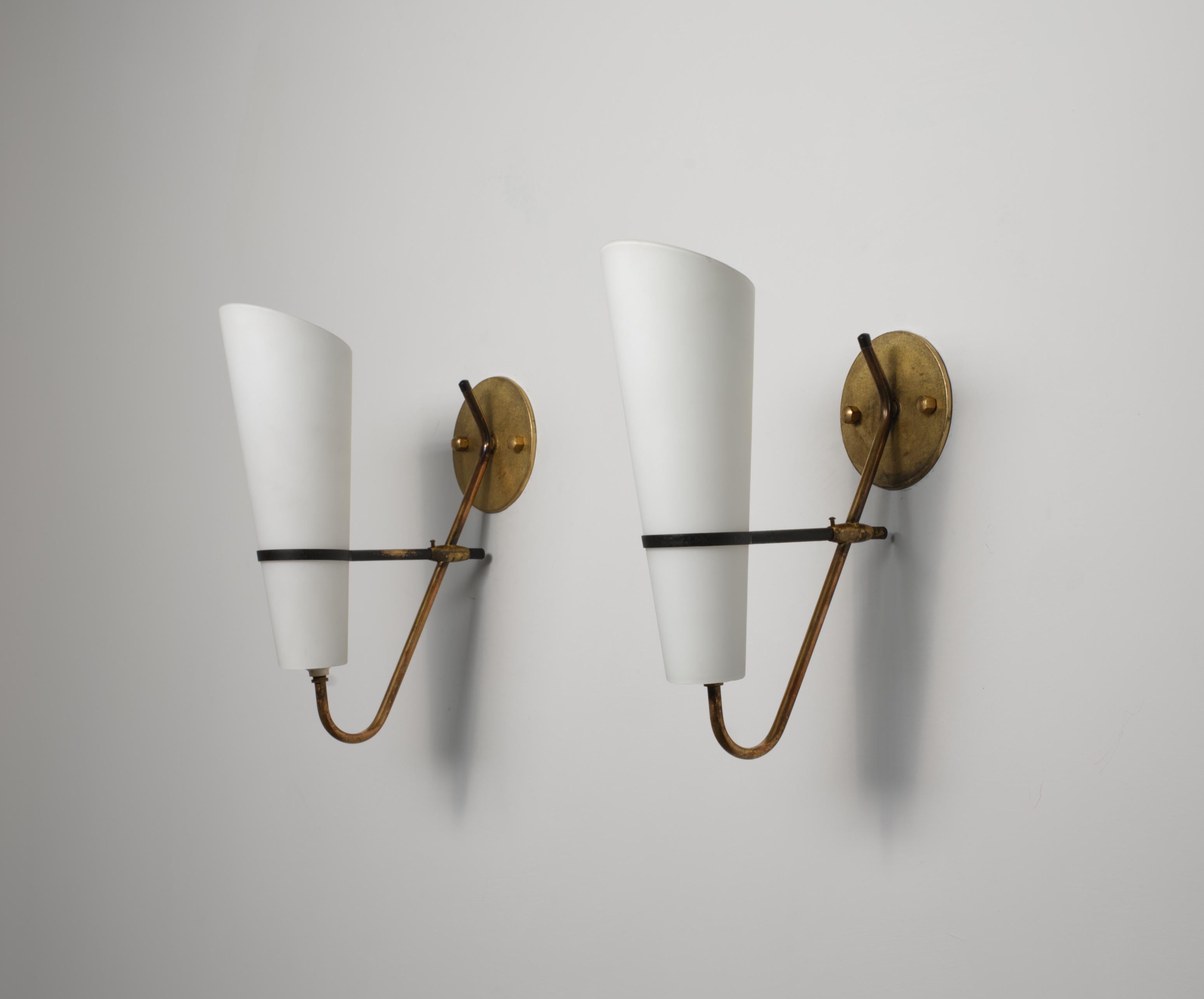 Grande paire d'appliques murales italiennes en laiton avec abat-jour coniques en verre opalin, 1950 en vente 3