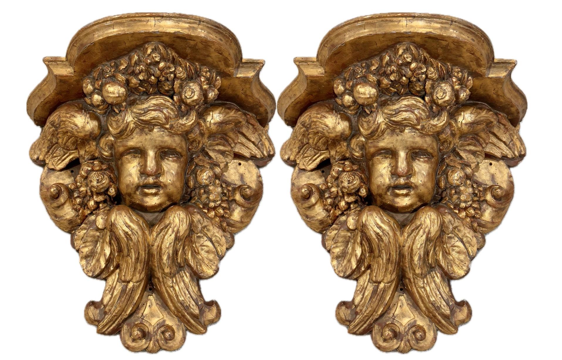 Grande paire de consoles ou supports muraux italiens en bois sculpté et doré 4