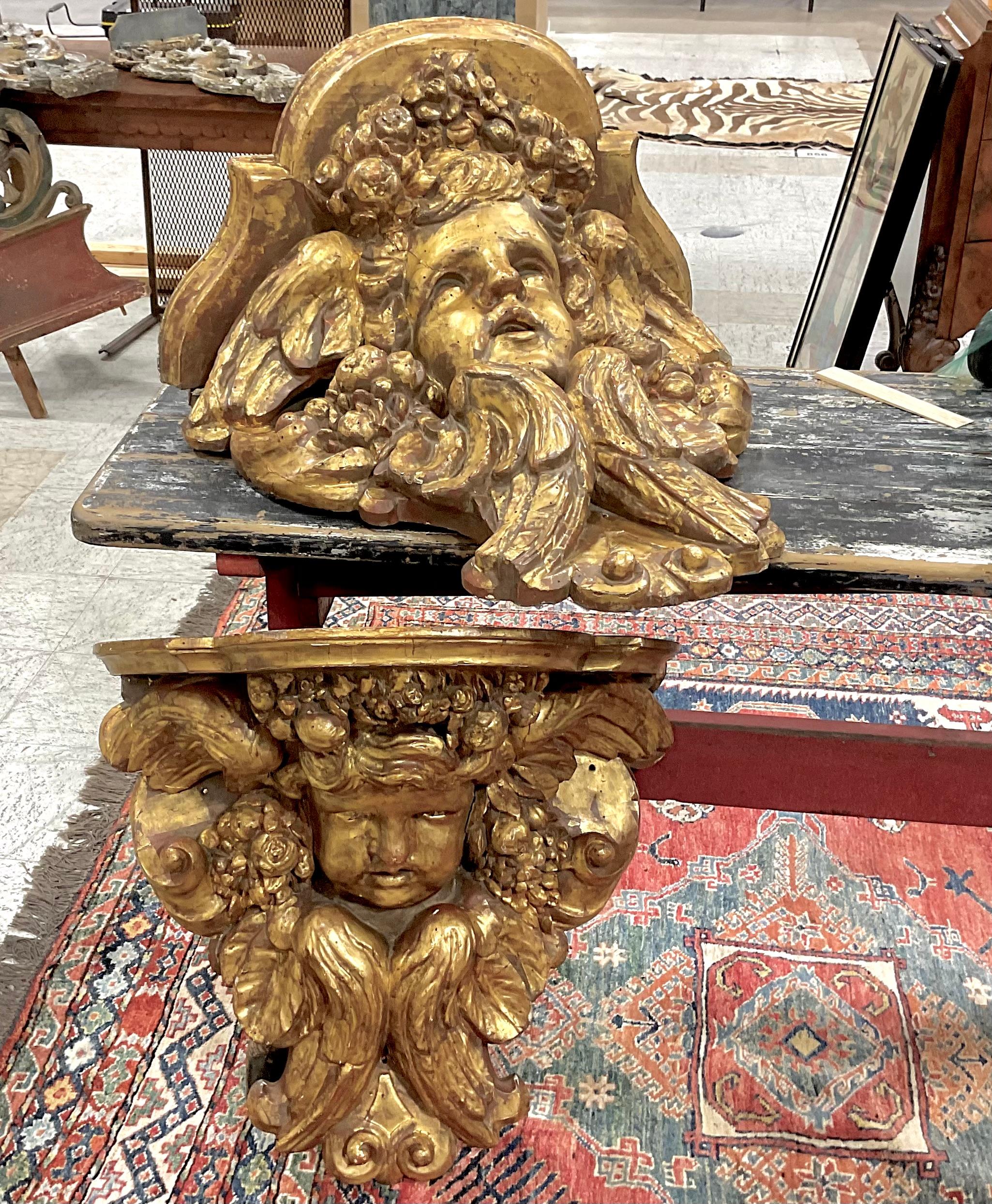 Grande paire de consoles ou supports muraux italiens en bois sculpté et doré 5