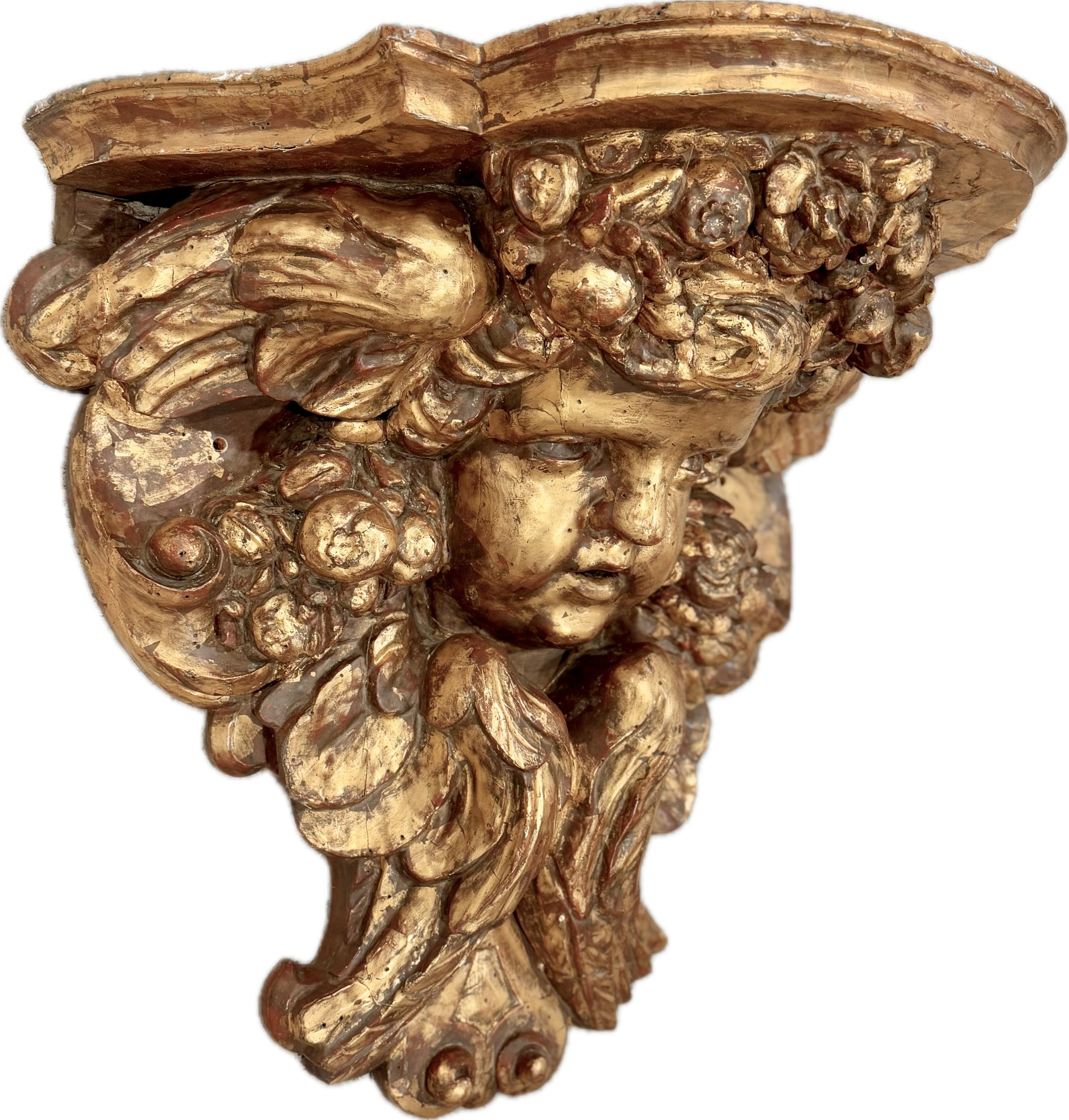 Sculpté à la main Grande paire de consoles ou supports muraux italiens en bois sculpté et doré