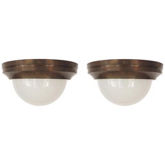 Monumentale coppia di lampade da soffitto italiane in ottone brunito e vetro