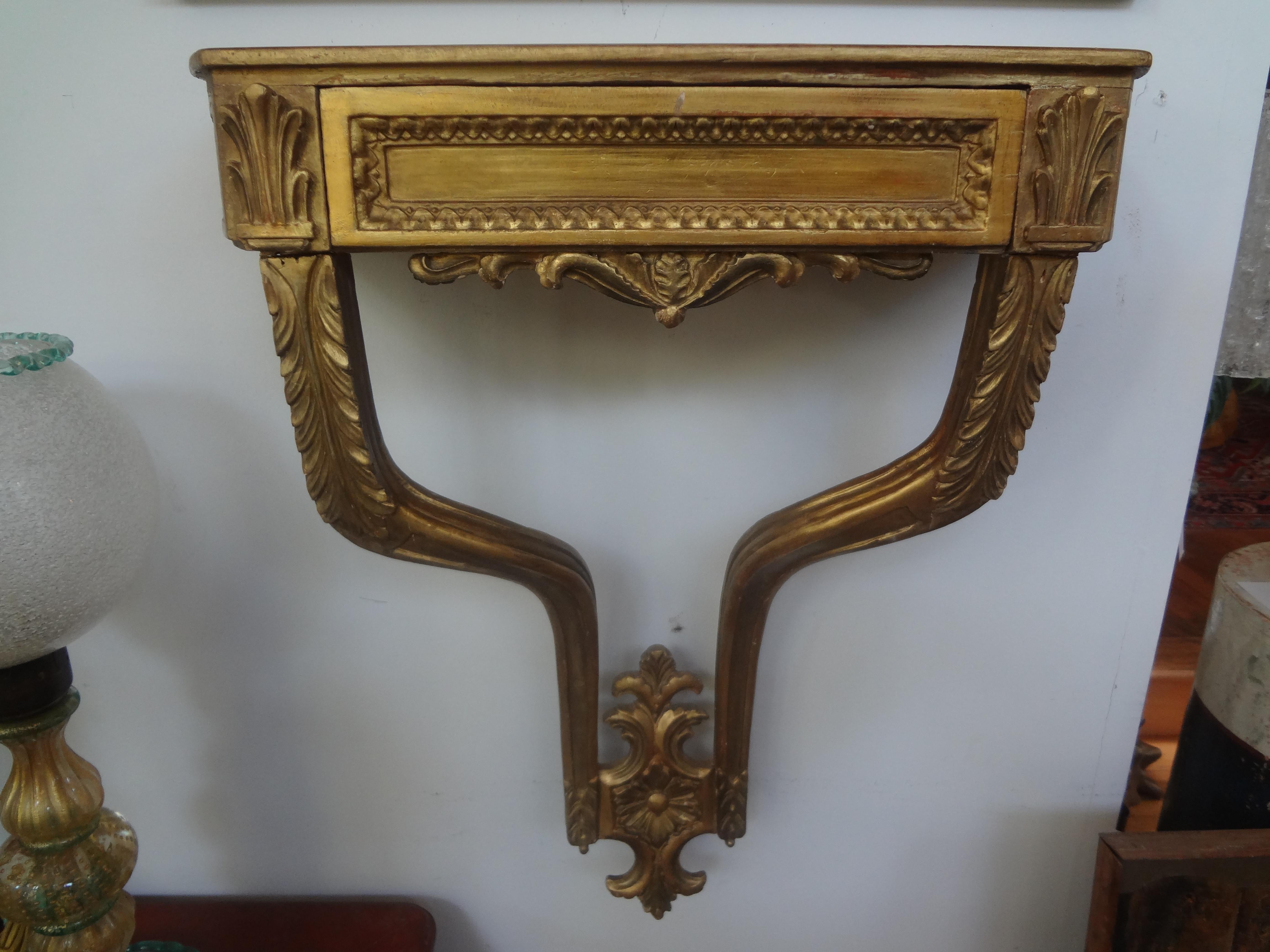 Gran par de ménsulas de pared italianas de madera dorada estilo Luis XVI.
Gran par de ménsulas o consolas de pared italianas de madera dorada de estilo Luis XVI. Este precioso par de ménsulas de pared de madera dorada italiana tienen una gran
