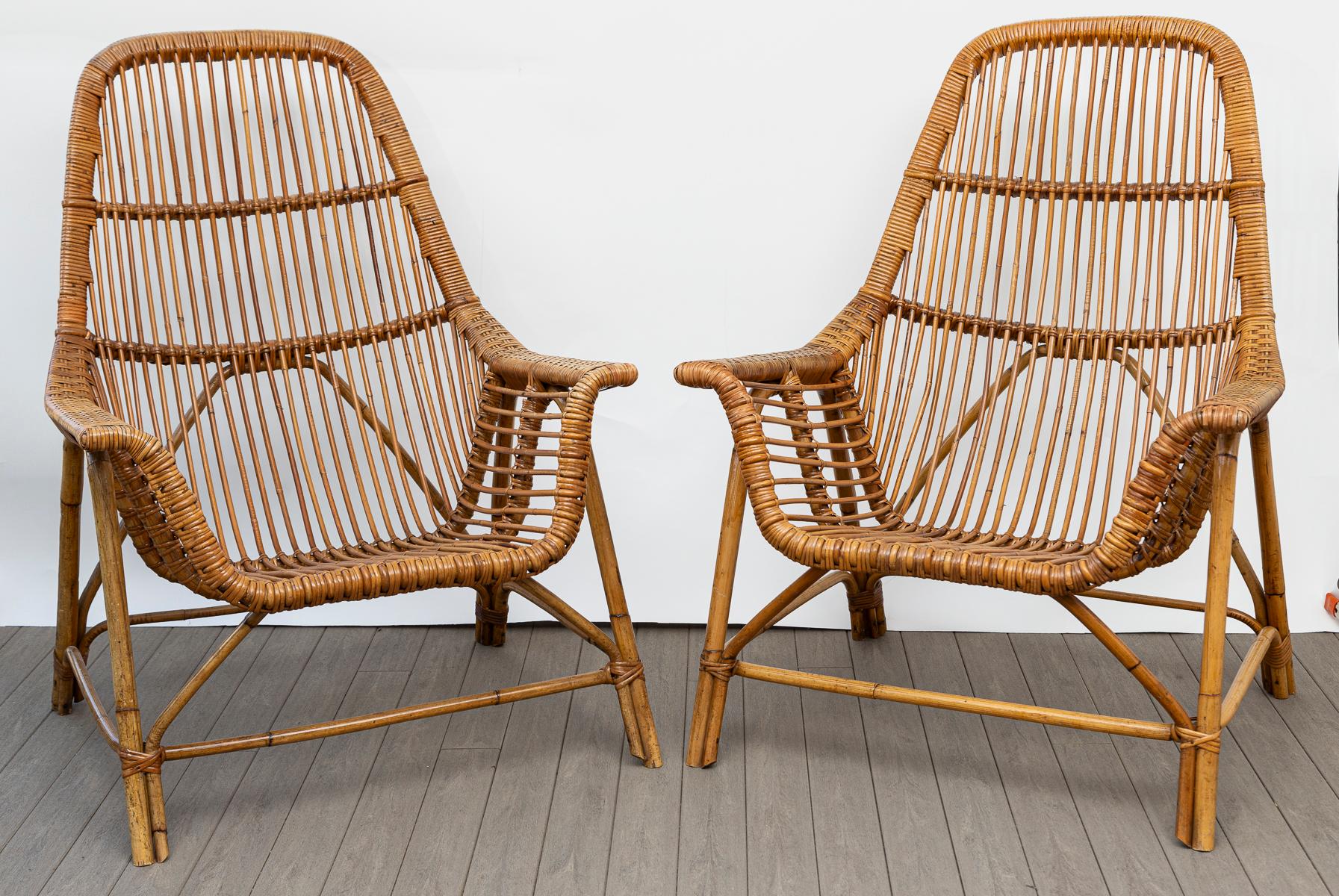 Meraviglioso set di due sedie da salotto scultoree in bambù e rattan con rivestimento in canna

Origine: Italia

Datazione: 1960ca

Condit: Eccellenti e robuste condizioni d'epoca

Dimensioni: 27″ di larghezza, 28,5″ di profondità, 36″ di altezza,