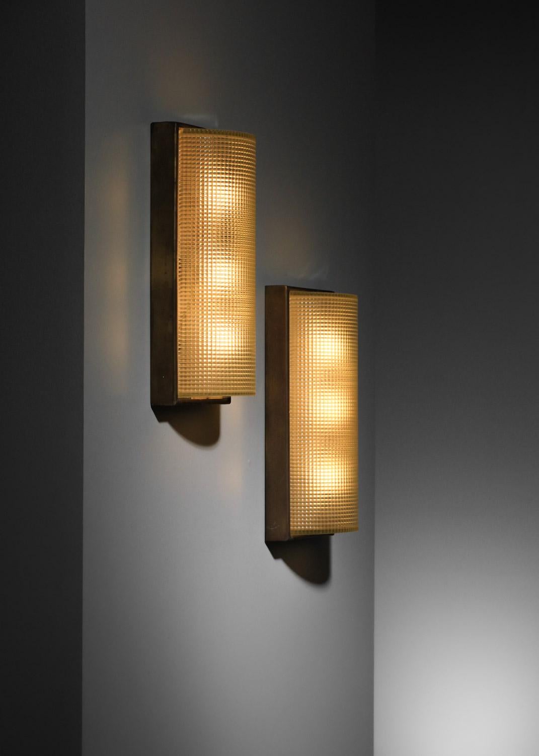 Mid-Century Modern Large pair of Italian modernist Murano glass wall lights from the 1940s For Sale