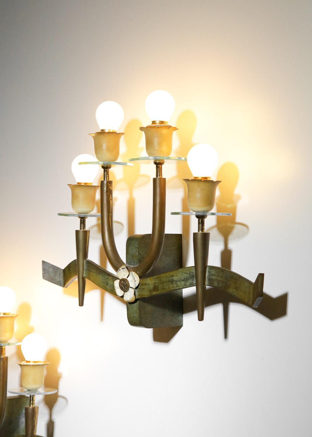 Big pair of italian sconces from the 60s. Structure of the arms and the base n lacquered metal and disc of transparent glasses. Very nice vintage condition of the sconces with an original and very decorative design. Nice patina of time on the whole