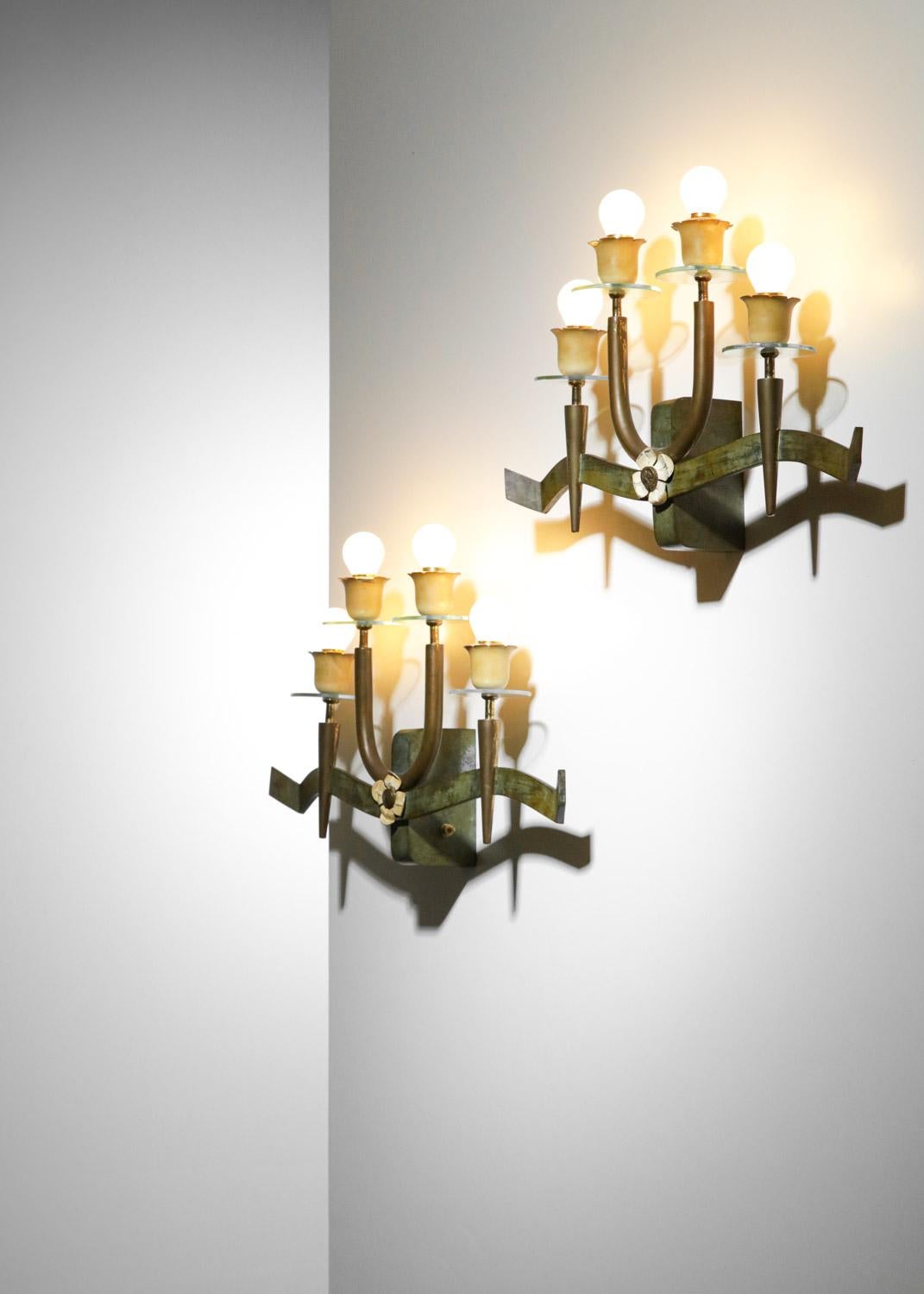 Mid-Century Modern Large pair of italian sconces with floral decoration 4 lampshade in brass 