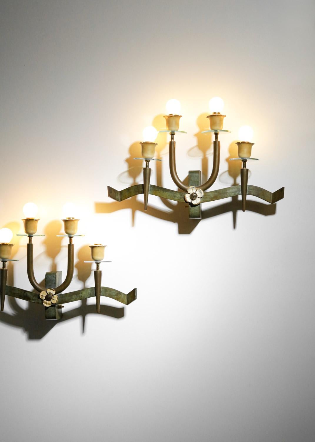 Large pair of italian sconces with floral decoration 4 lampshade in brass  In Good Condition In Lyon, FR