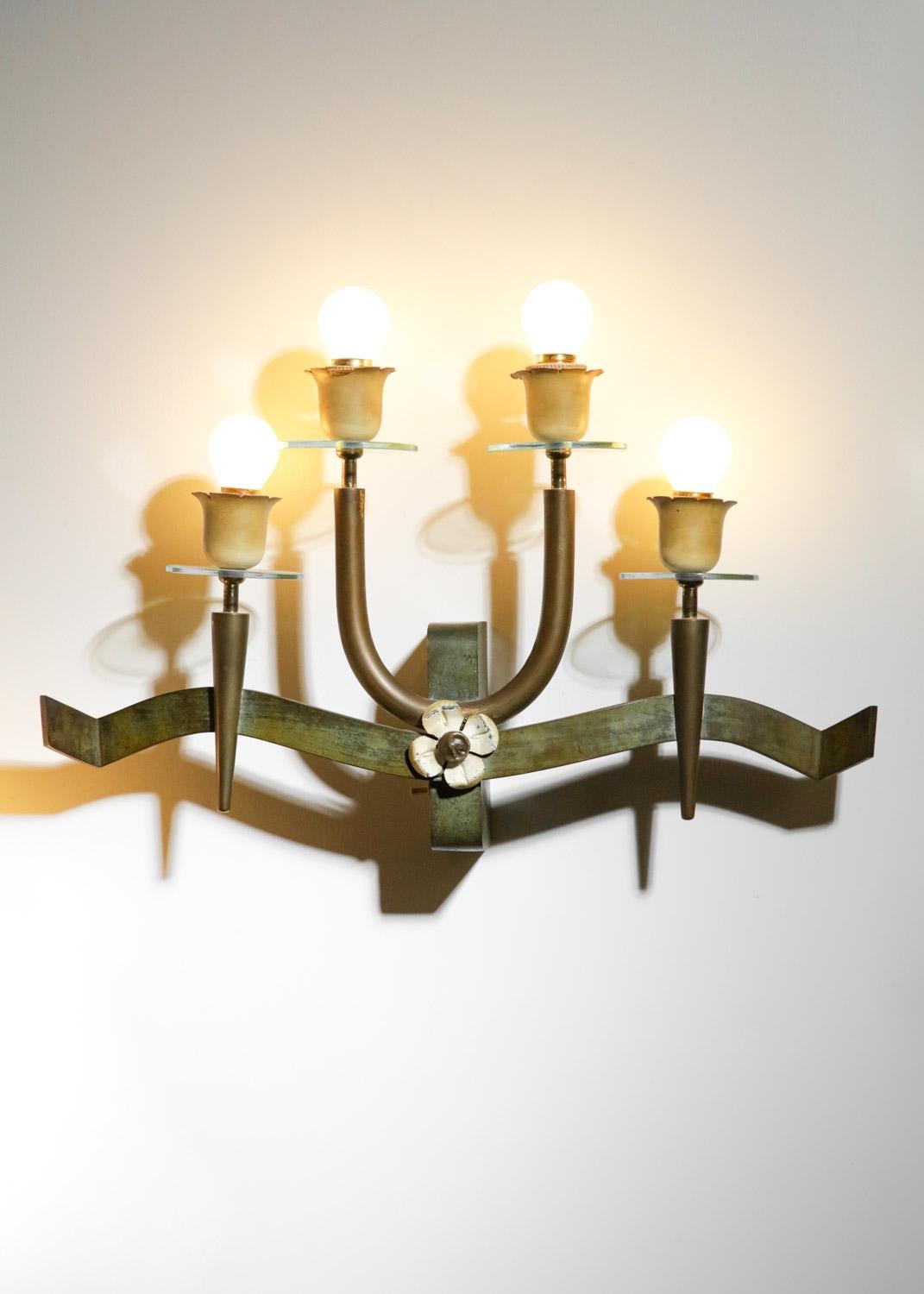 Mid-20th Century Large pair of italian sconces with floral decoration 4 lampshade in brass 