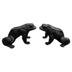 Grande paire de sculptures japonaises de grenouilles en bronze