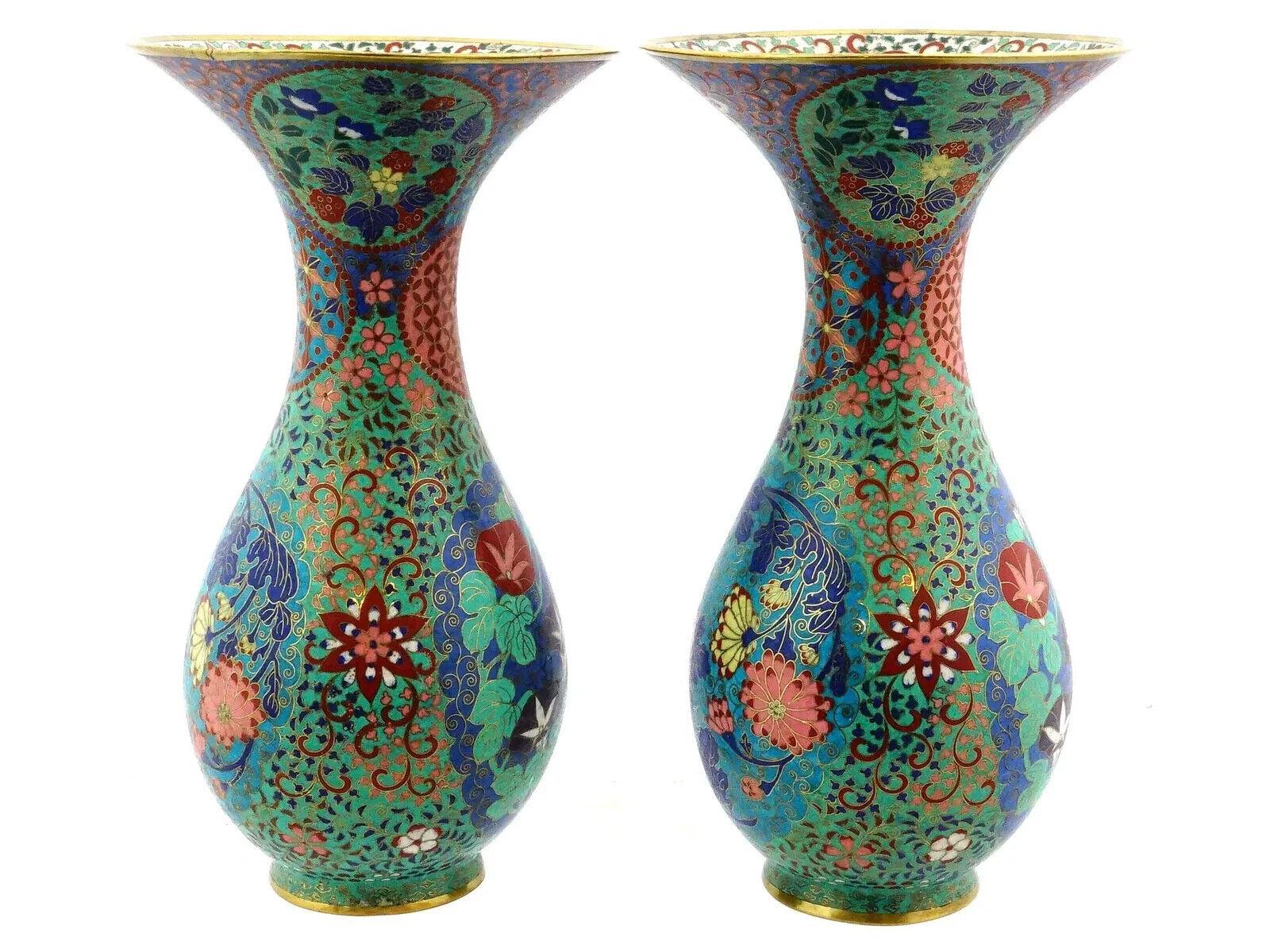 Gran pareja de jarrones geométricos y florales japoneses de esmalte de cloisonné Japonés en venta