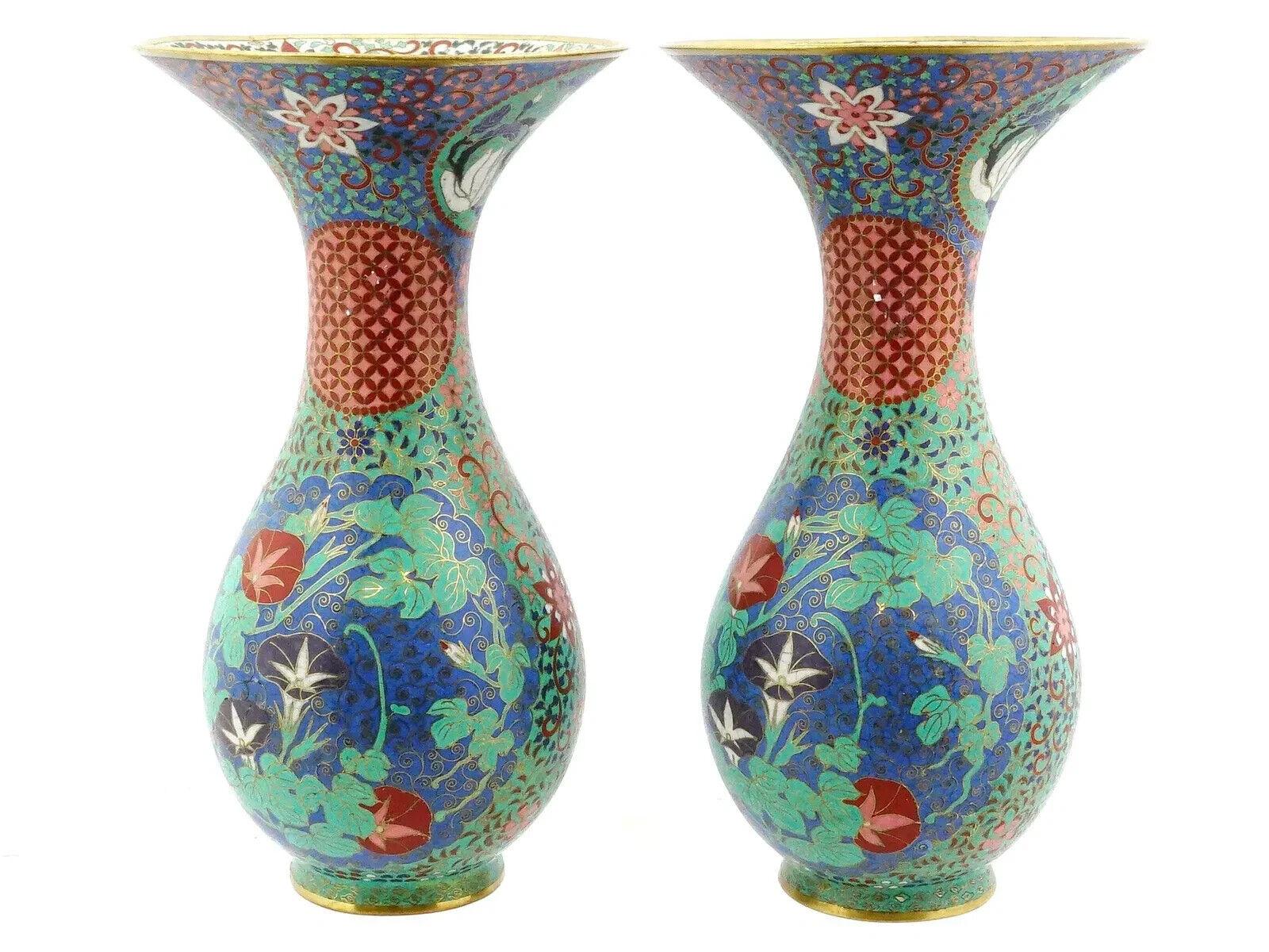 Gran pareja de jarrones geométricos y florales japoneses de esmalte de cloisonné Cloissoné en venta