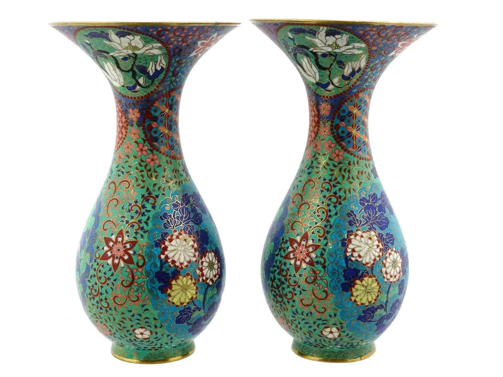 Gran pareja de jarrones geométricos y florales japoneses de esmalte de cloisonné en Bueno estado para la venta en New York, NY