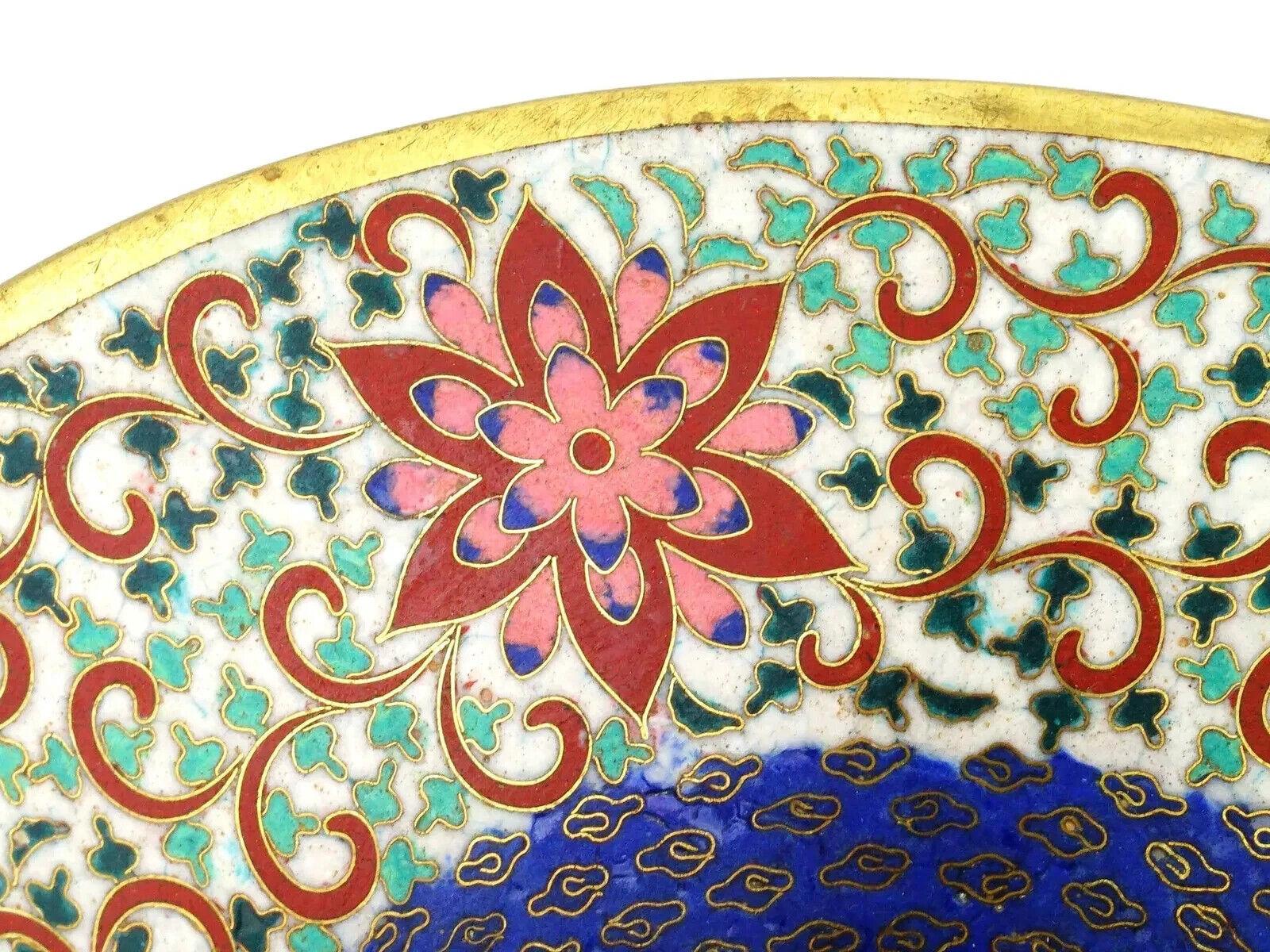 Gran pareja de jarrones geométricos y florales japoneses de esmalte de cloisonné en venta 1