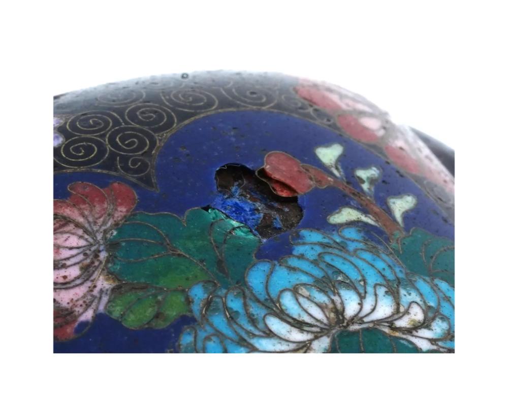 Émail Grande paire de vases japonais de l'école de Kyoto en émail cloisonné en vente