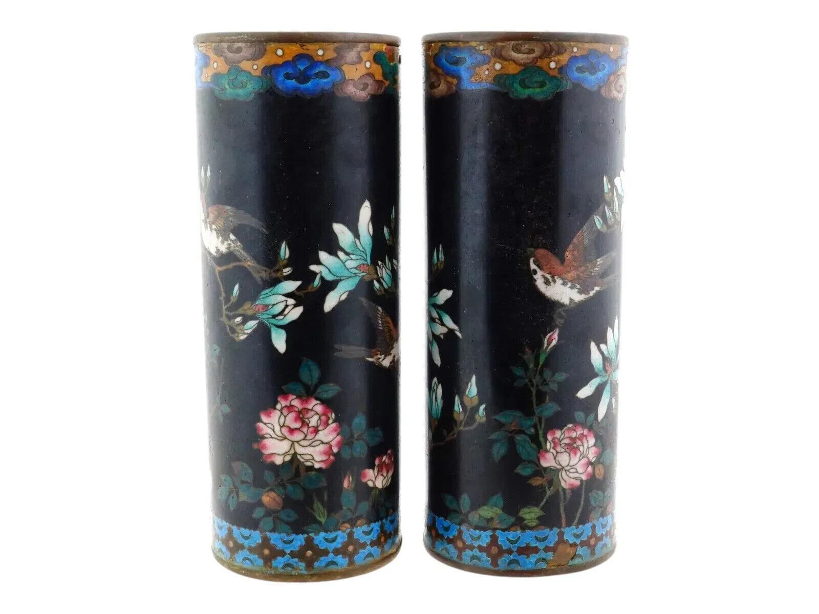 Gran Pareja De Jarrones Japoneses De Cloisonné Esmaltado Jardín Y Pájaros Japonés en venta