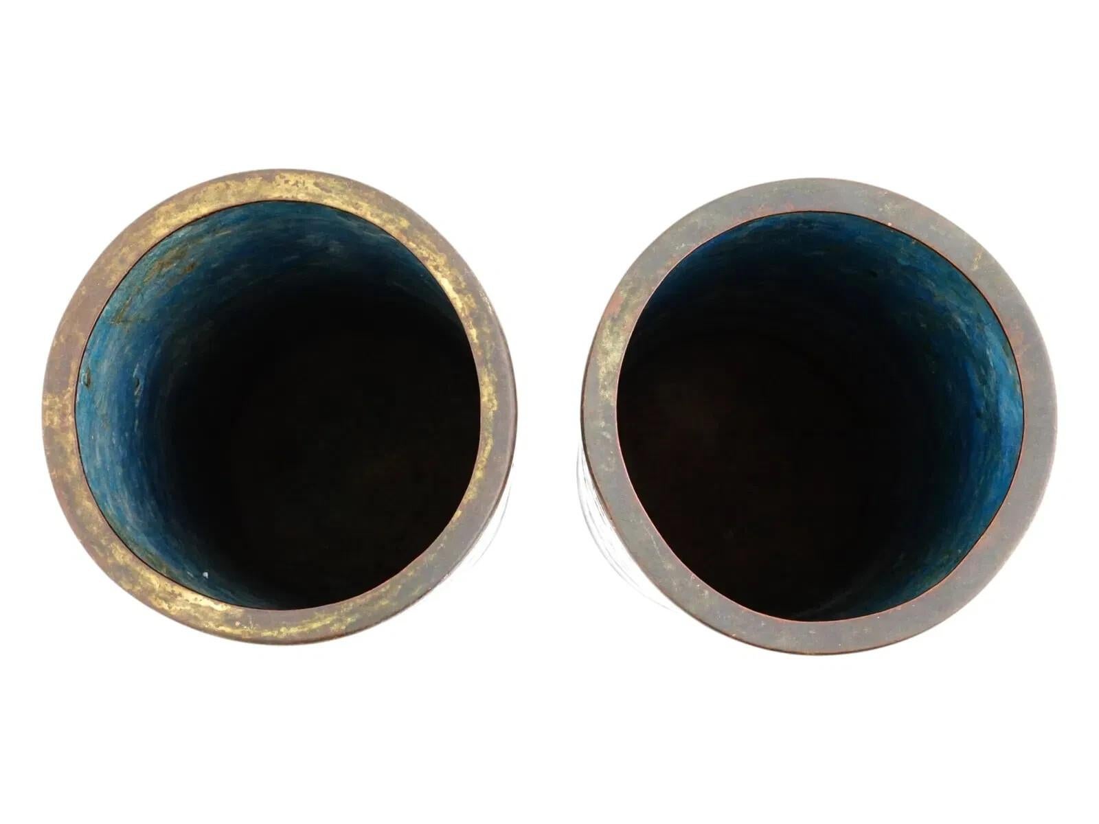 Gran Pareja De Jarrones Japoneses De Cloisonné Esmaltado Jardín Y Pájaros en Bueno estado para la venta en New York, NY