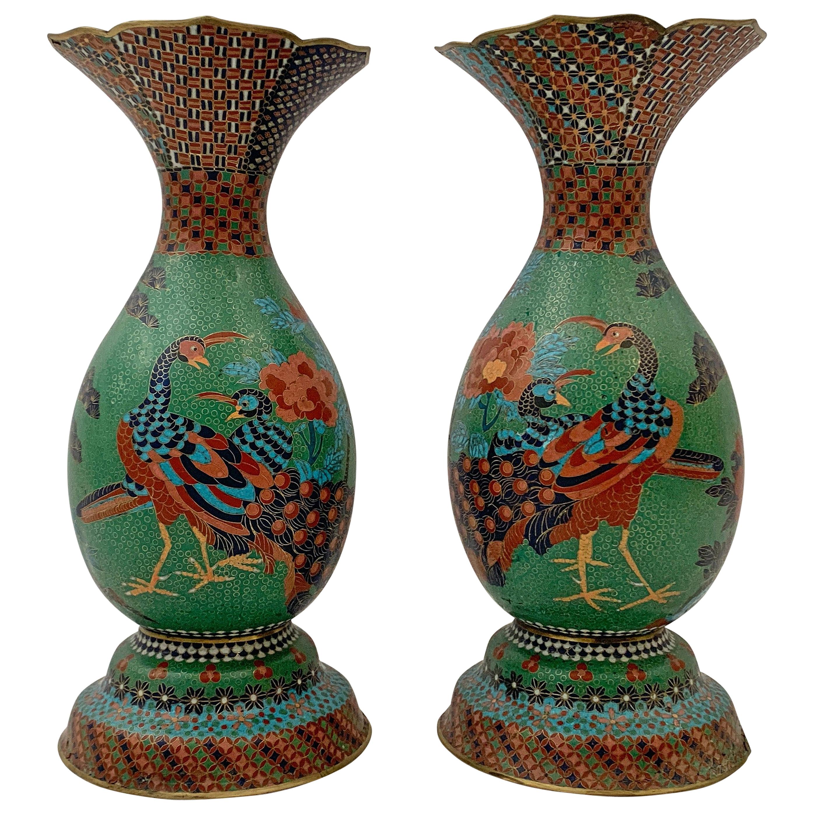 Grande paire de vases cloisonnés japonais en forme de paon attribués à Kaji Tsunekichi