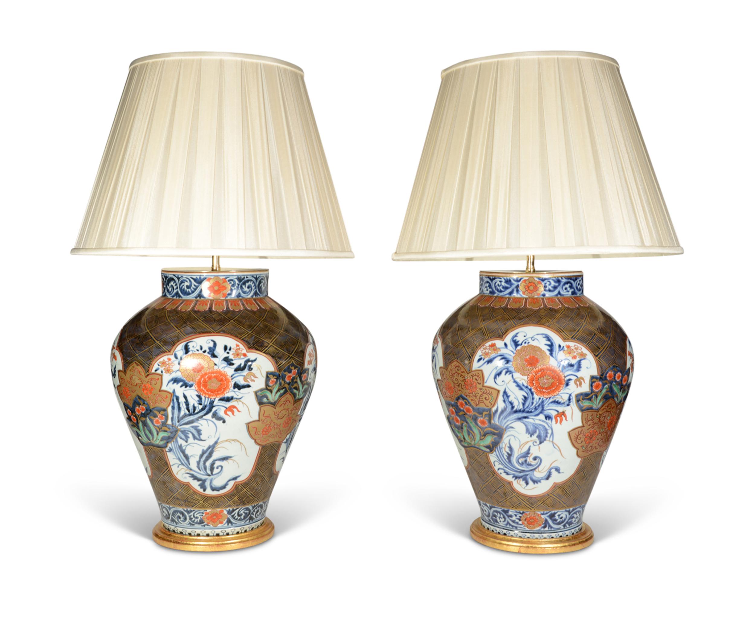 Un par de soberbios jarrones balaustres japoneses Imari de principios del siglo XVIII del periodo Edo, ahora montados como lámparas con bases torneadas doradas a mano.

Altura de los jarrones: 44 cm (17 3/8 pulg.) incluidas las bases de madera