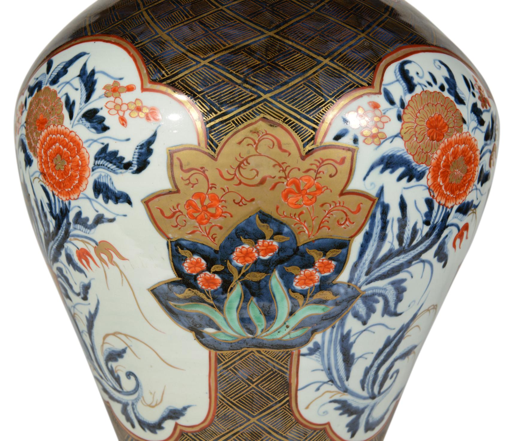 Gran pareja de lámparas de mesa japonesas Imari de principios del siglo XVIII Glaseado en venta