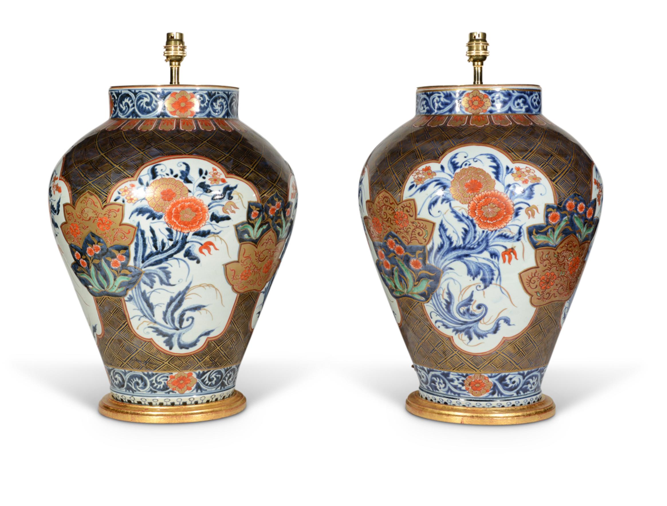 Gran pareja de lámparas de mesa japonesas Imari de principios del siglo XVIII en Bueno estado para la venta en London, GB