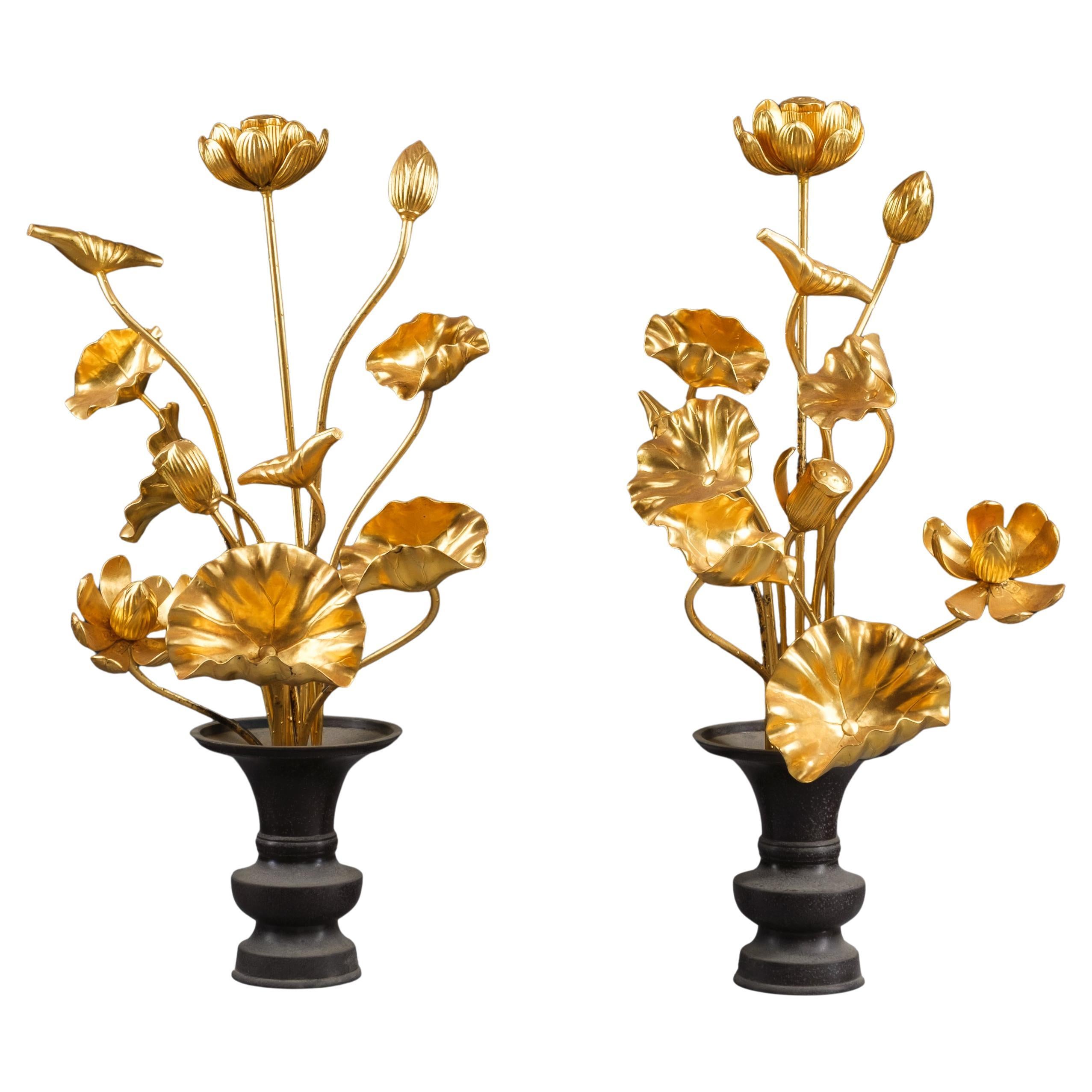 Grande coppia di 
Jôka
 giapponesi 常花, set di fiori di loto e foglie dorate in vendita
