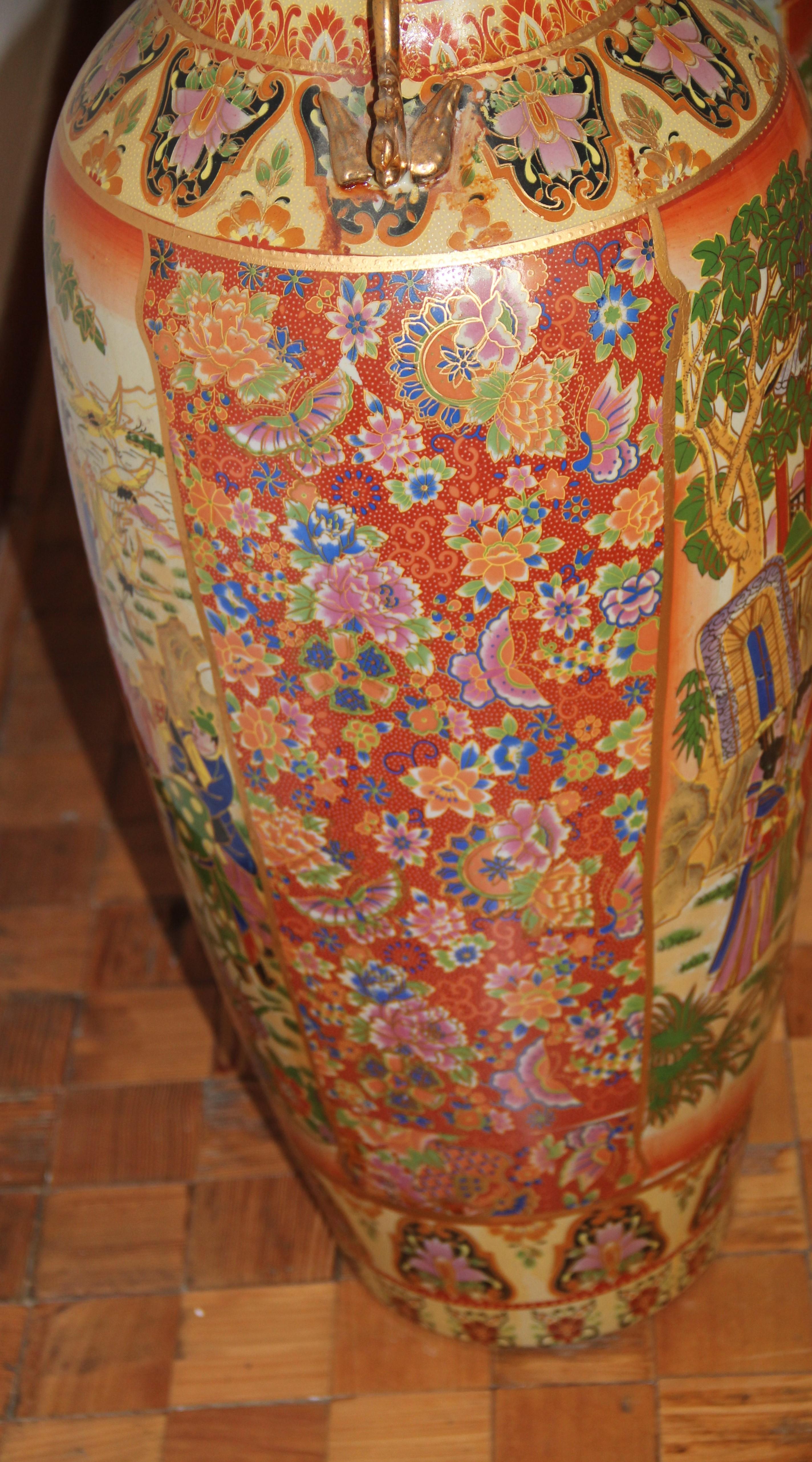 Large Pair of Japanese Two-Handled Porcelain Baluster Vases with Waved Rims In Good Condition For Sale In Napoli, IT
