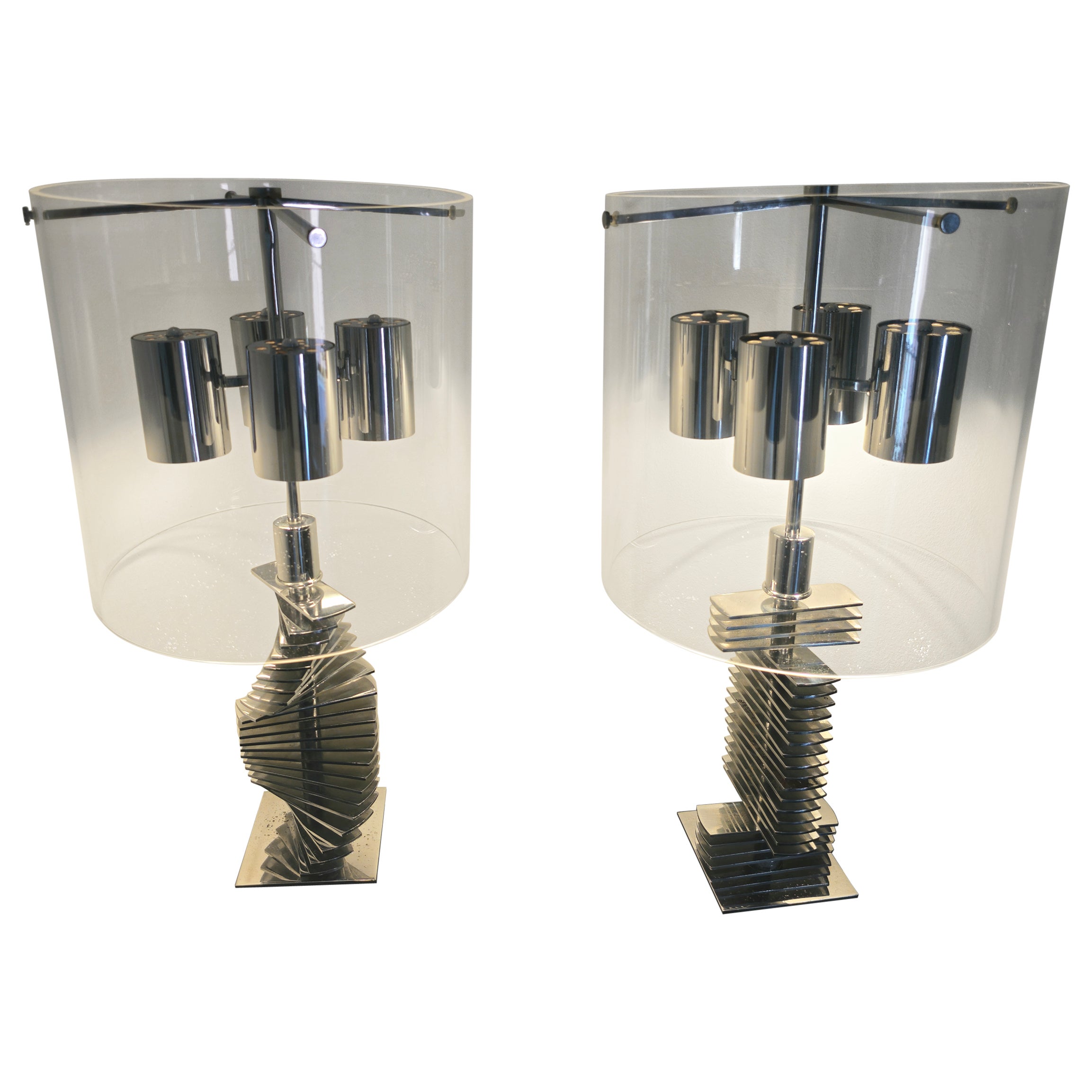 Rare, particulière, exceptionnelle, grande paire de lampes chromées avec abat-jour en plexiglas. A vous, designers d'intérieur, je vous invite à regarder attentivement ce couple. Avec quatre lumières, structure chromée avec des plaques