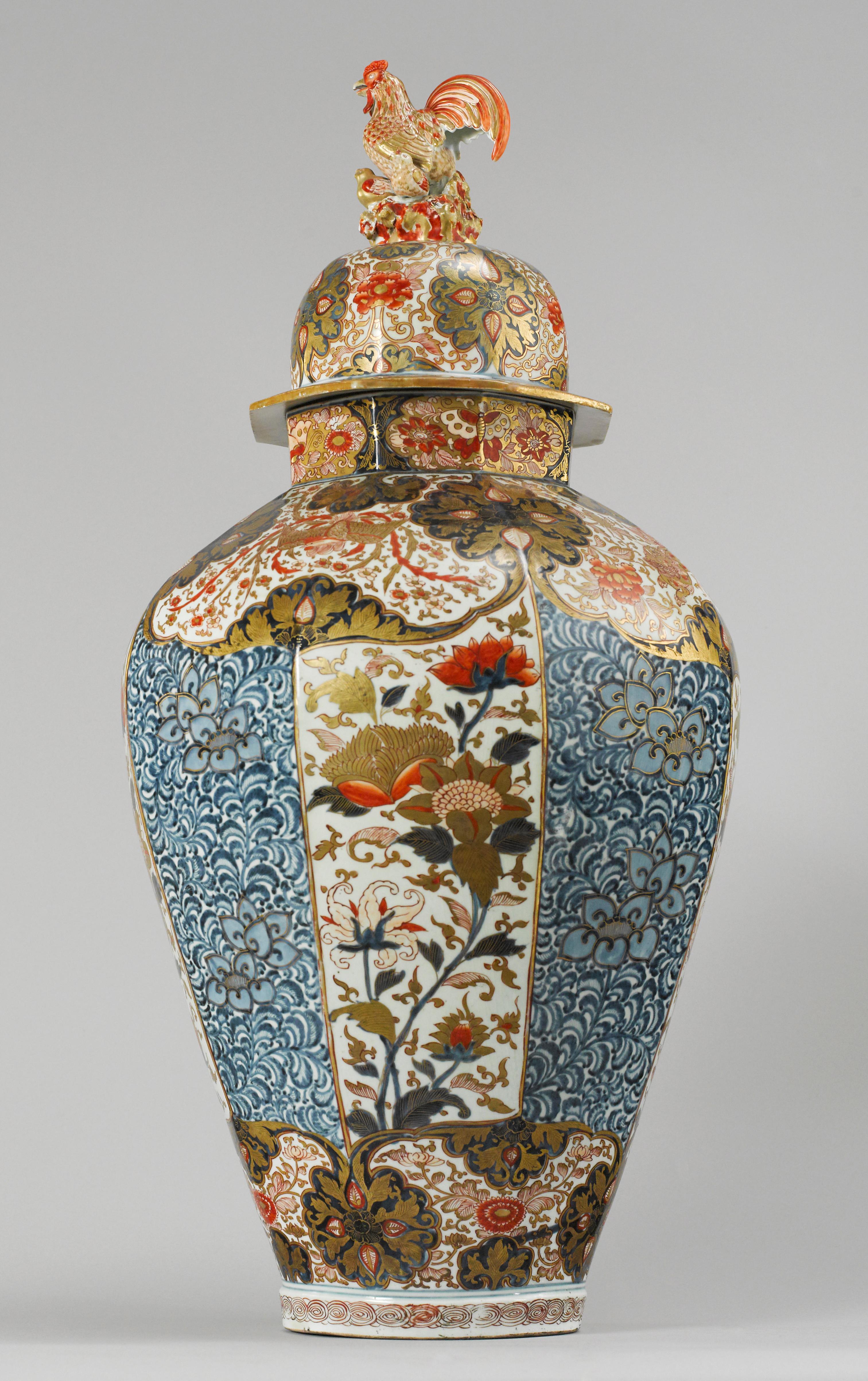 Large Pair of Late 17th Century Imari Vases with Cover 1