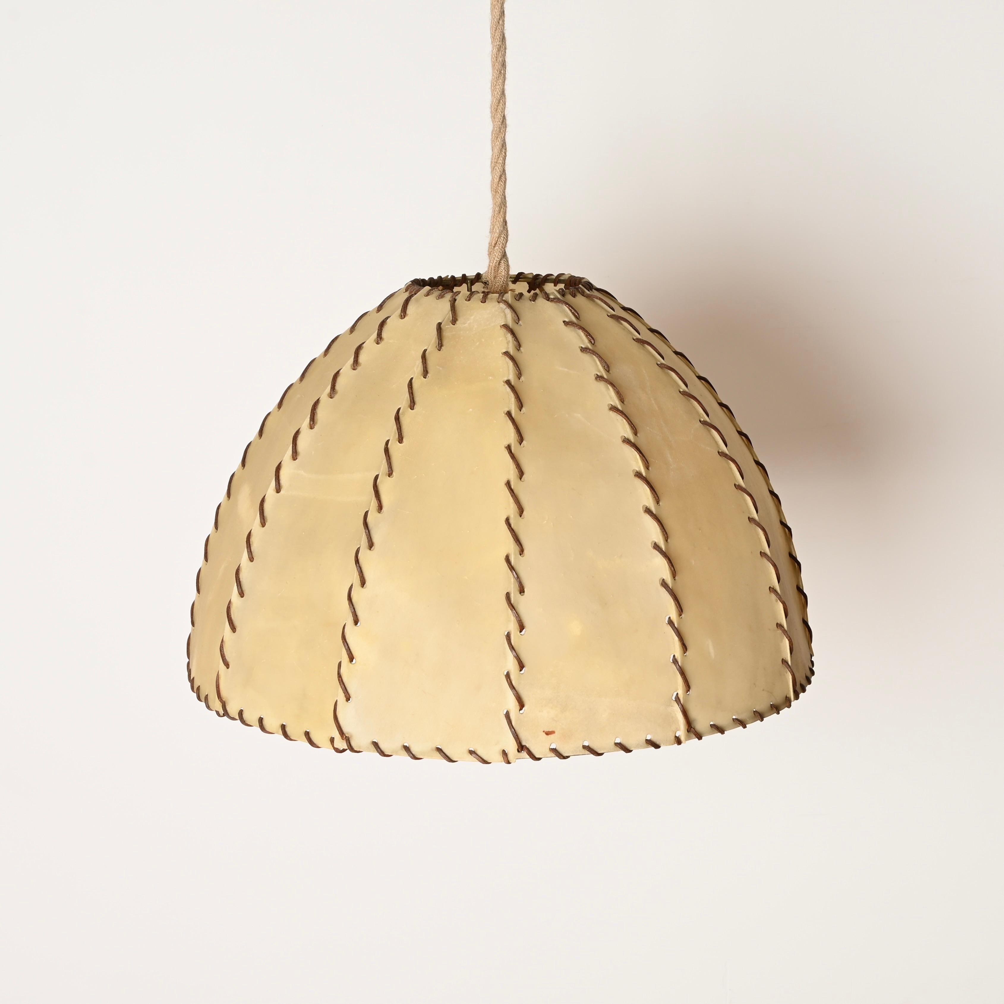 Grande paire de lustres italiens en cuir et Vellum, Max Ingrand, Italie 1940s en vente 6