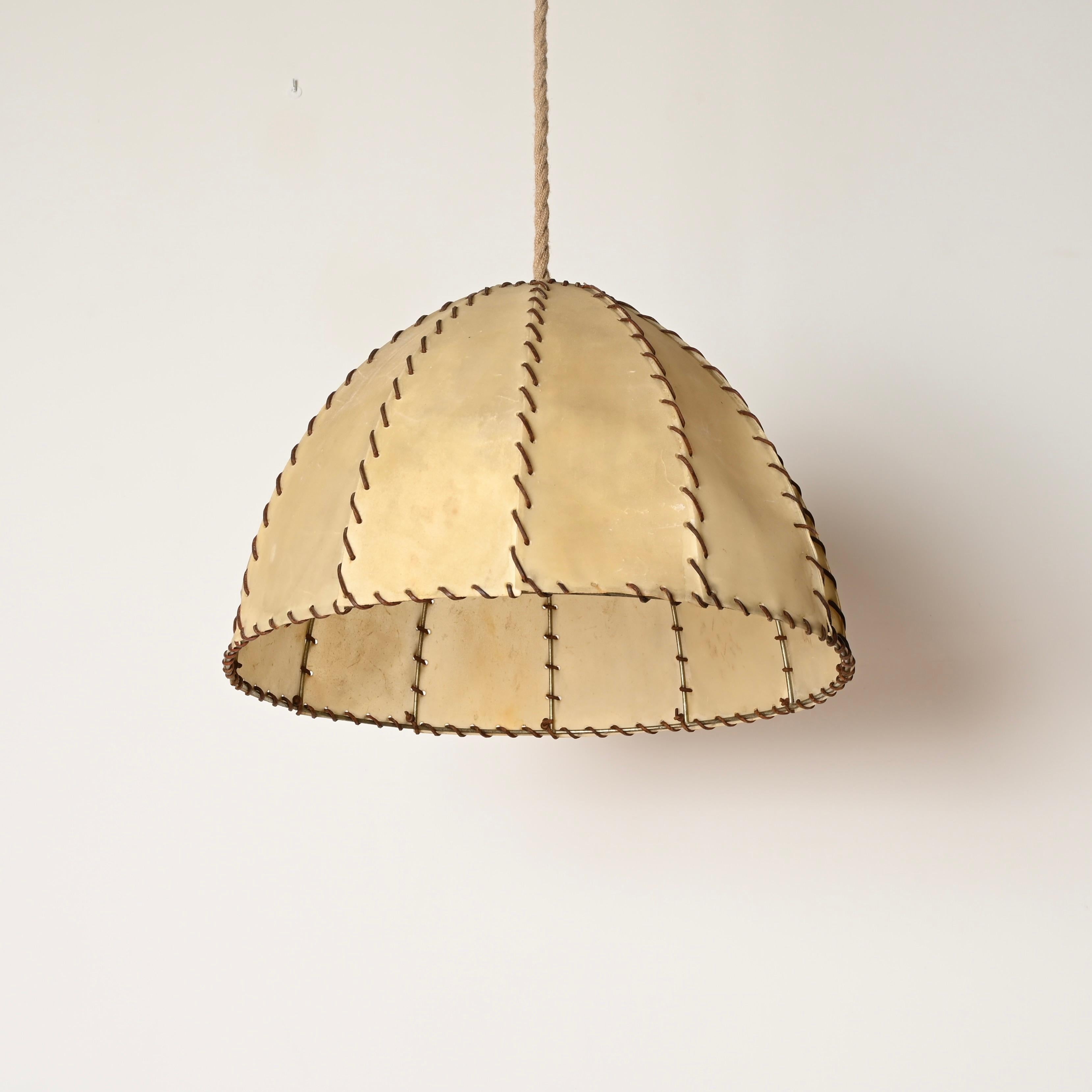 Mid-Century Modern Grande paire de lustres italiens en cuir et Vellum, Max Ingrand, Italie 1940s en vente