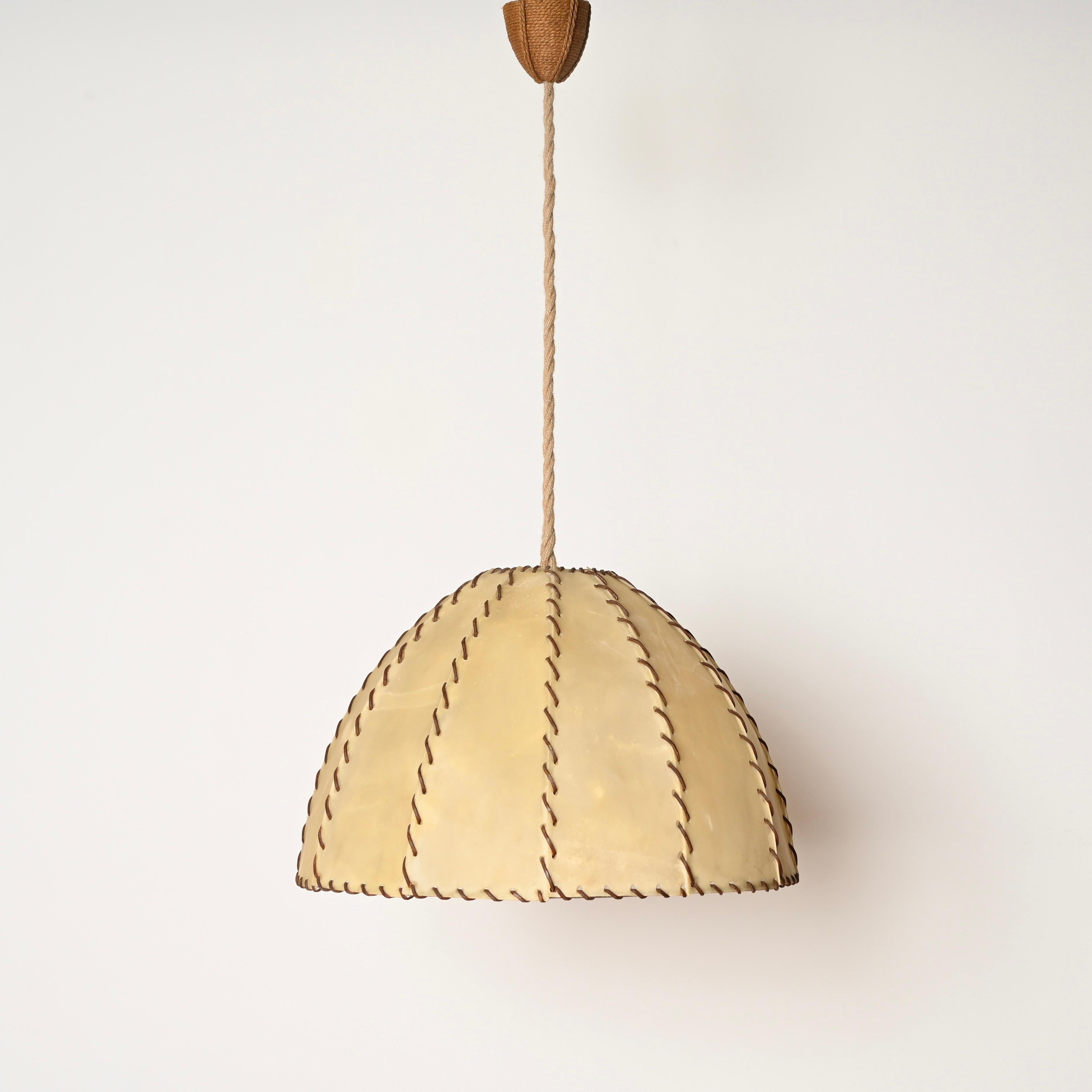 Fait main Grande paire de lustres italiens en cuir et Vellum, Max Ingrand, Italie 1940s en vente