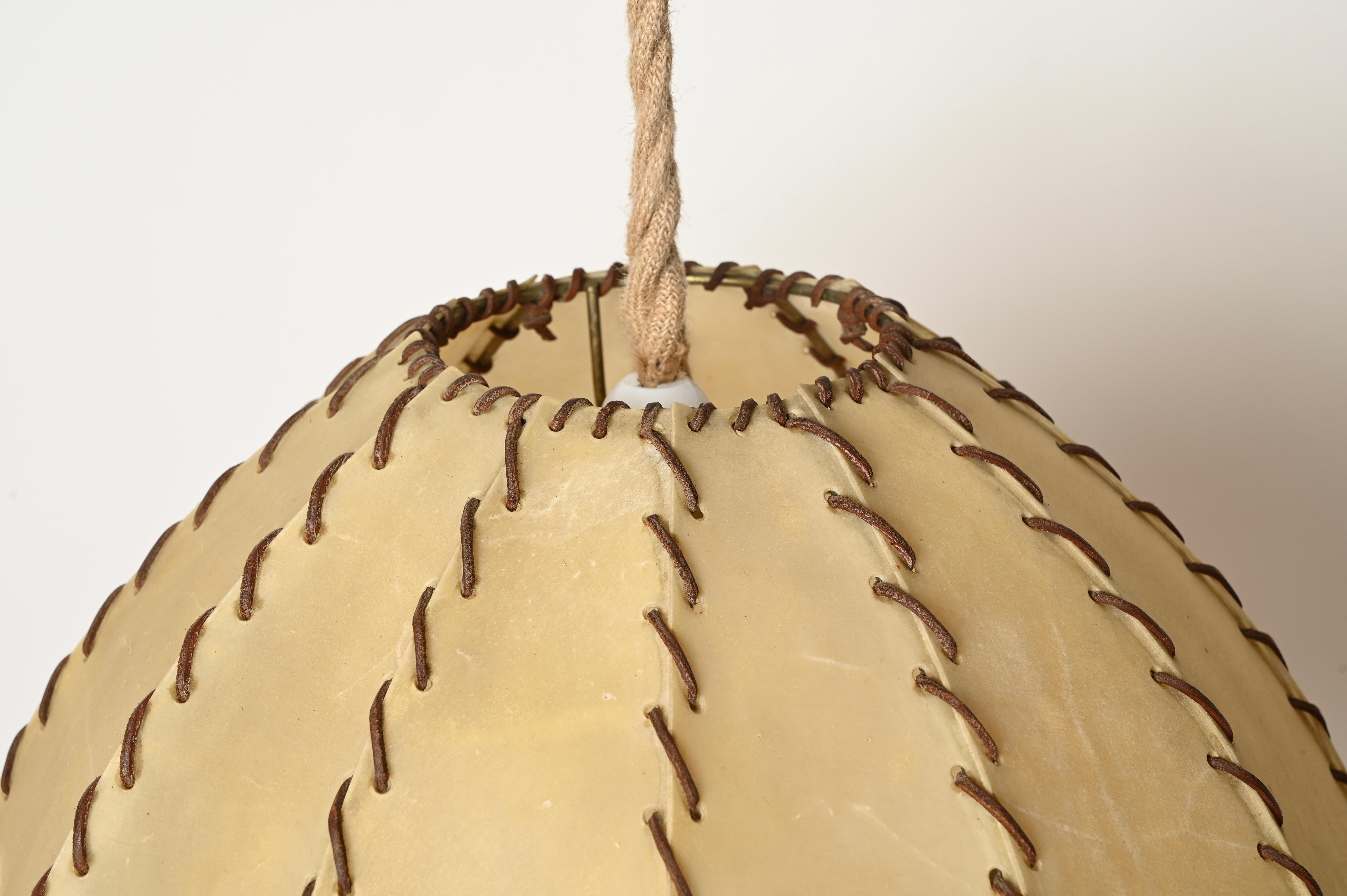 Cuir Grande paire de lustres italiens en cuir et Vellum, Max Ingrand, Italie 1940s en vente