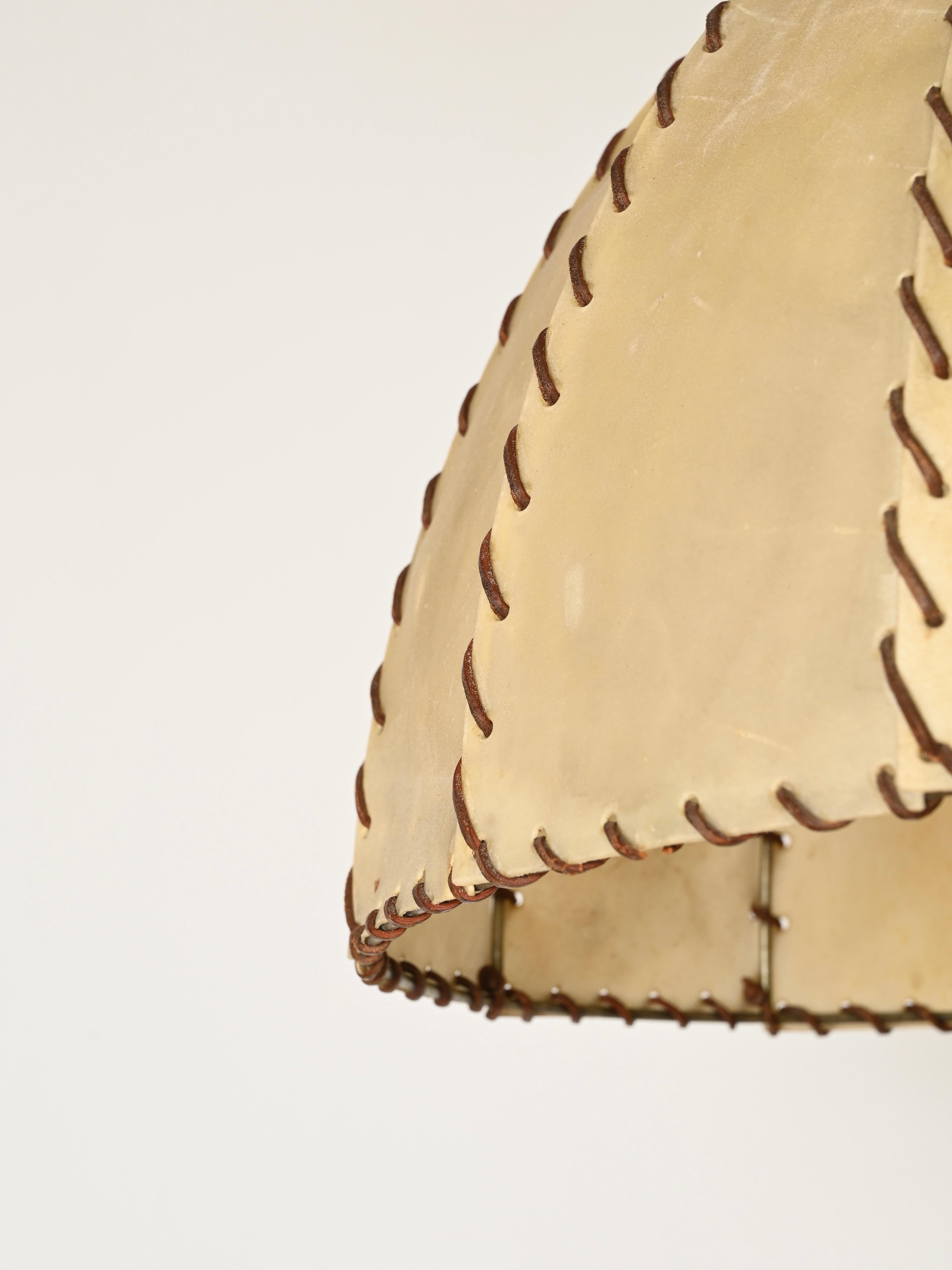 Grande paire de lustres italiens en cuir et Vellum, Max Ingrand, Italie 1940s en vente 1