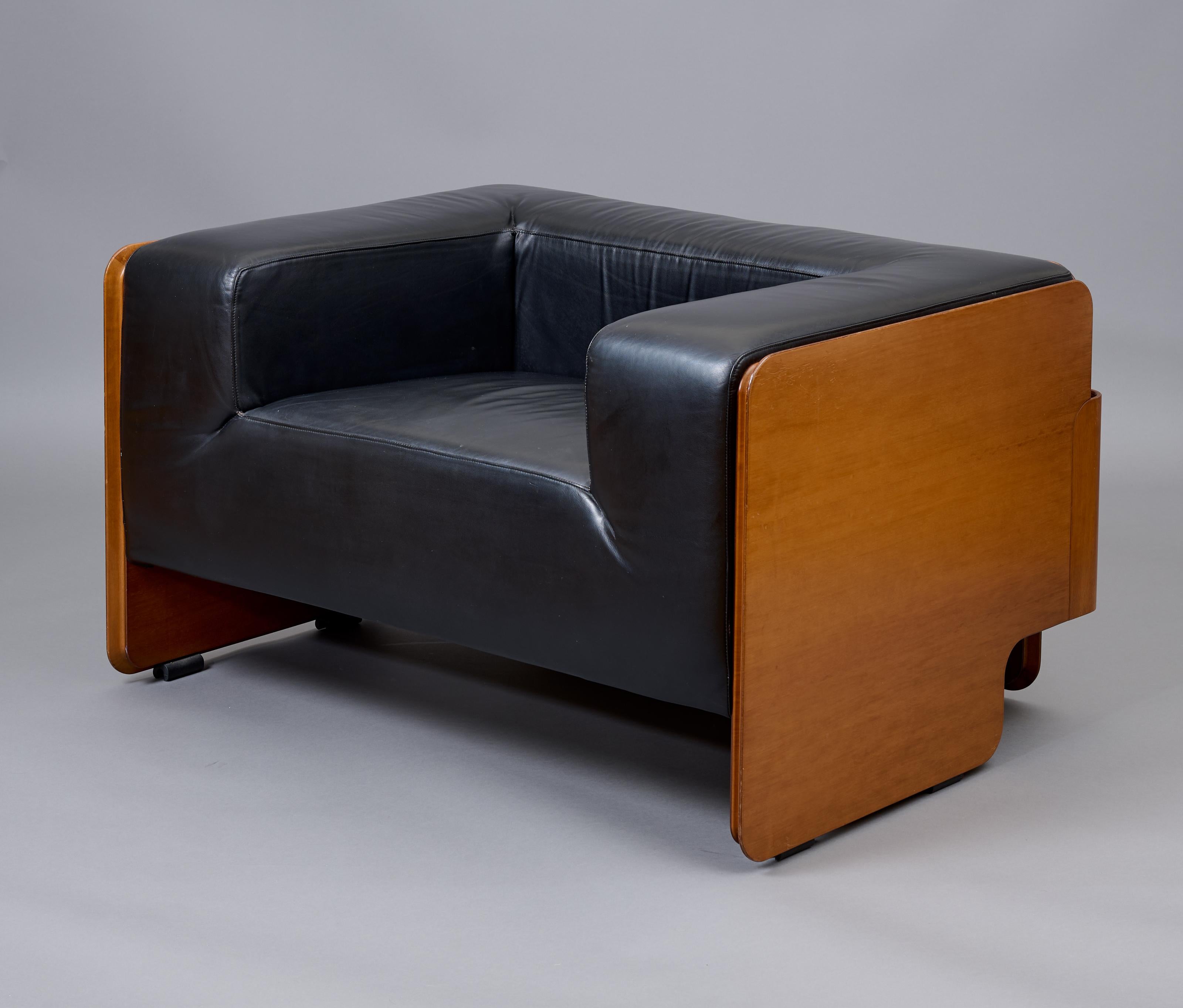 Imposing Modernist Pair of Leather and Walnut Club Chairs, Italy 1970s For Sale 10