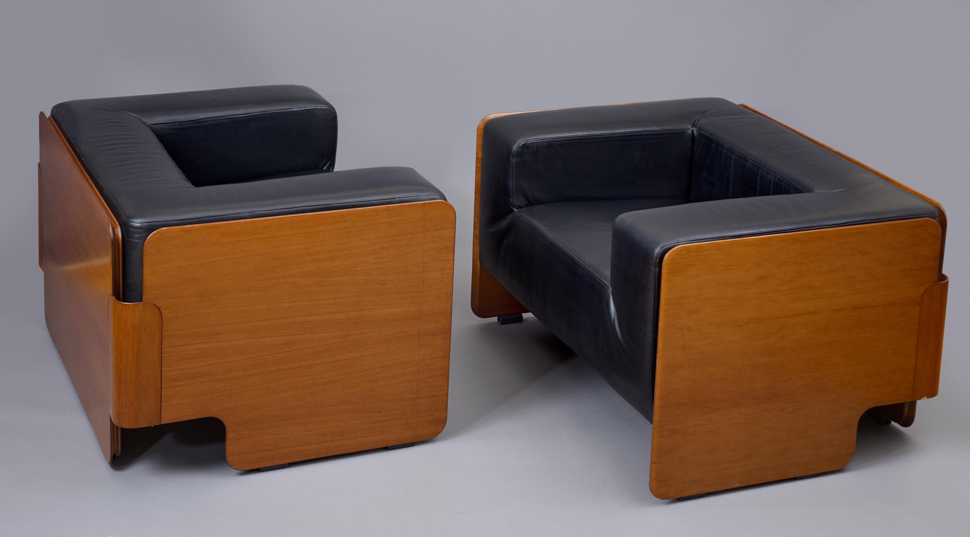 Mid-Century Modern Imposing Modernist Pair of Leather and Walnut Club Chairs, Italy 1970s For Sale