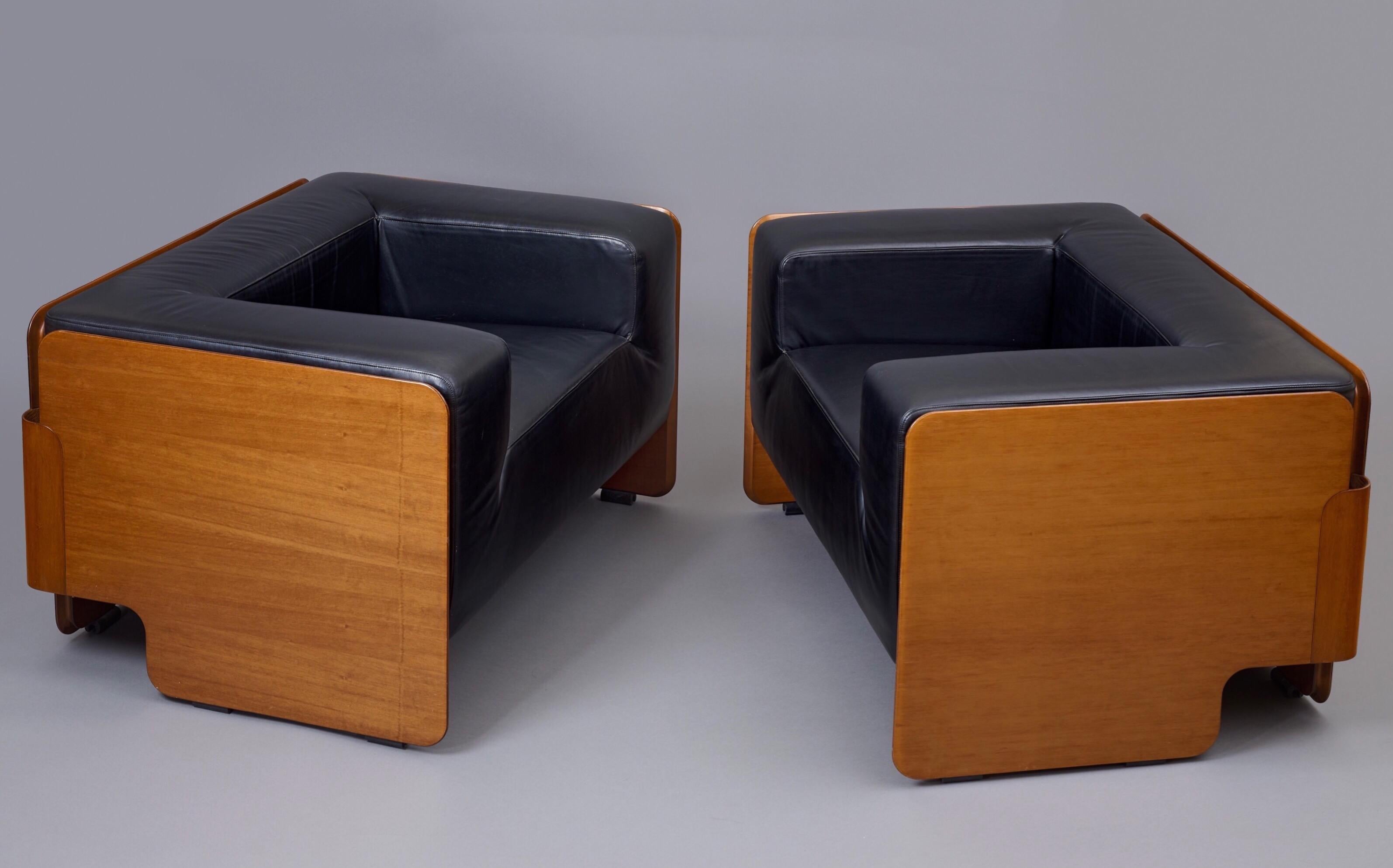 Italian Imposing Modernist Pair of Leather and Walnut Club Chairs, Italy 1970s For Sale